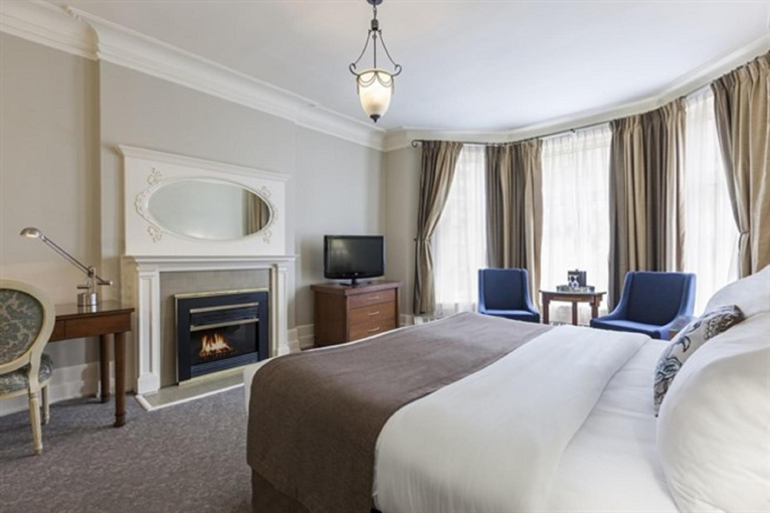 Deluxe King Room with Fireplace photo 1