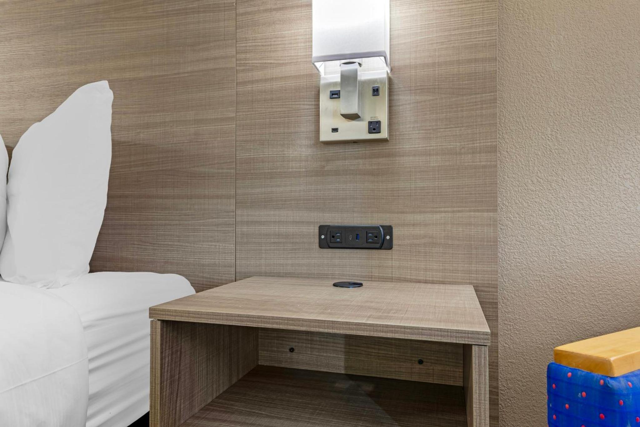 Deluxe Room with Two Queen Beds Smoking photo 3