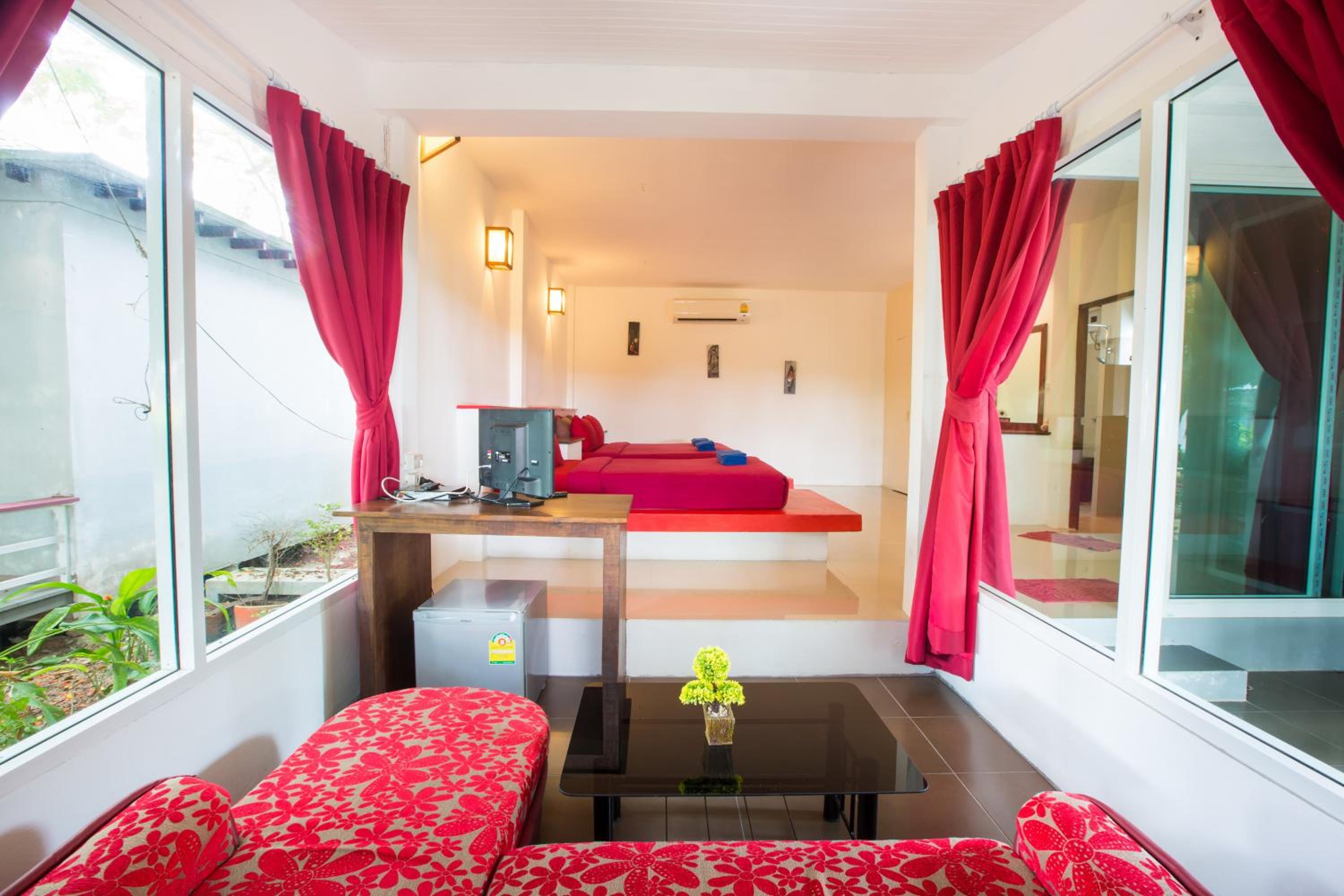 Deluxe Bungalow with Garden View - Photo 3