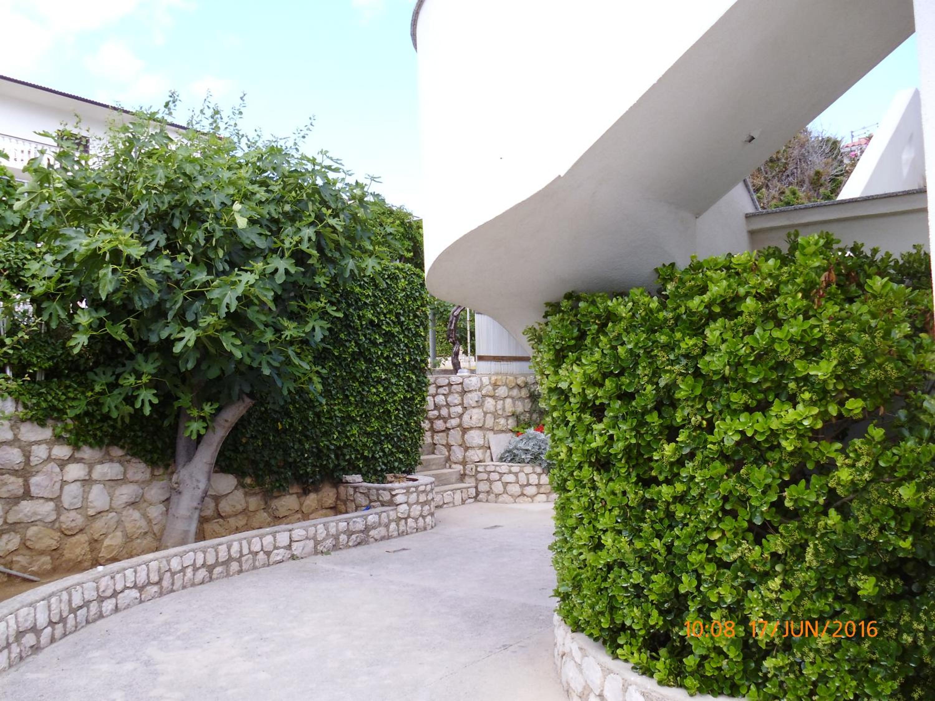 Studio Apartment - Photo 25