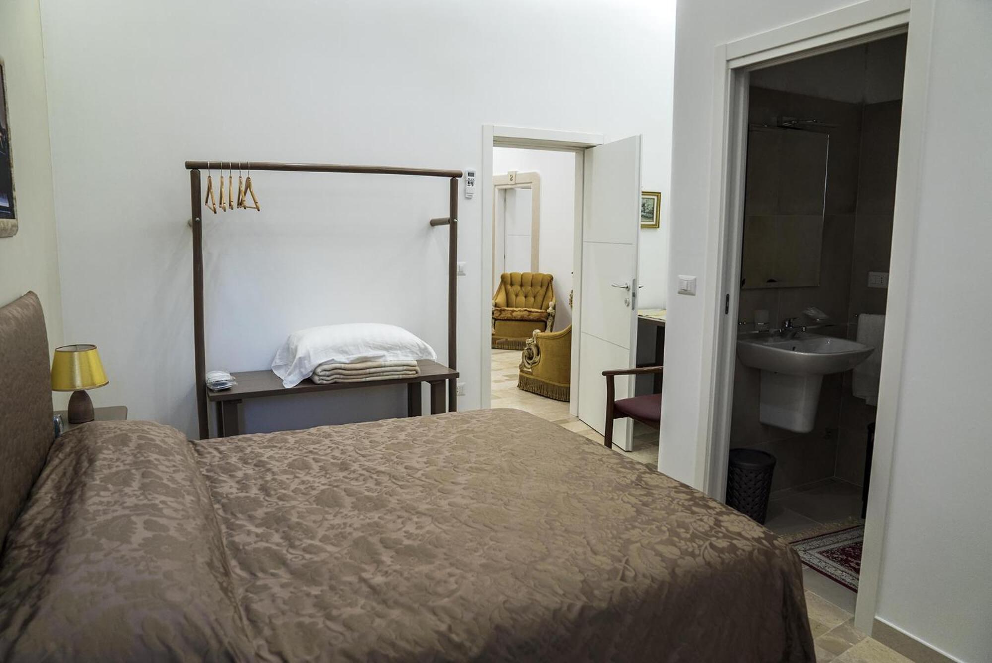 Double Room - Photo 8