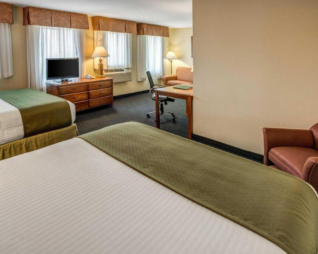 Queen Room with Two Queen Beds and View photo 2