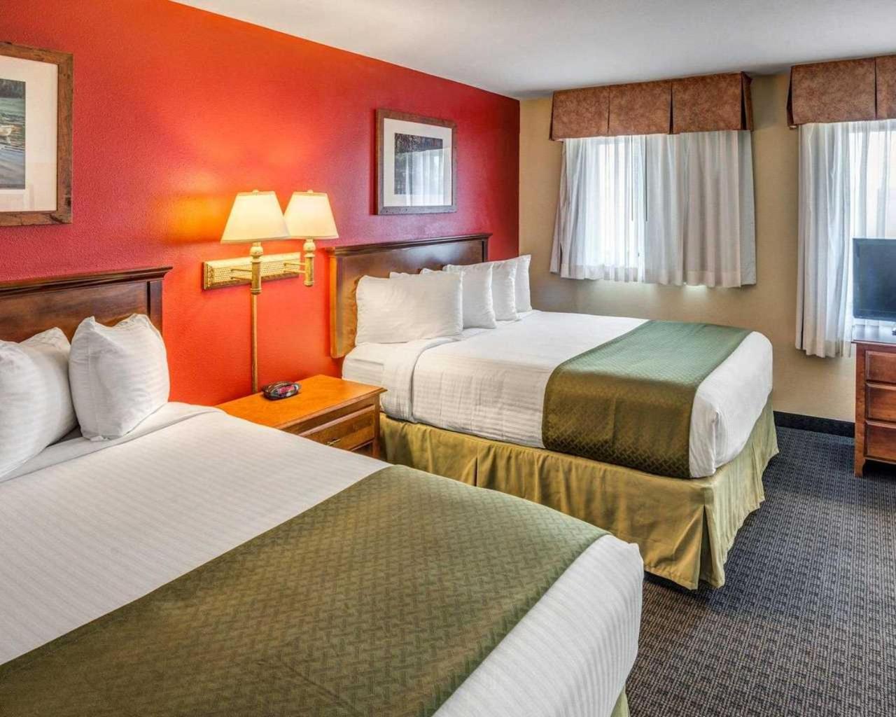 Queen Room with Two Queen Beds and Lake View photo 3