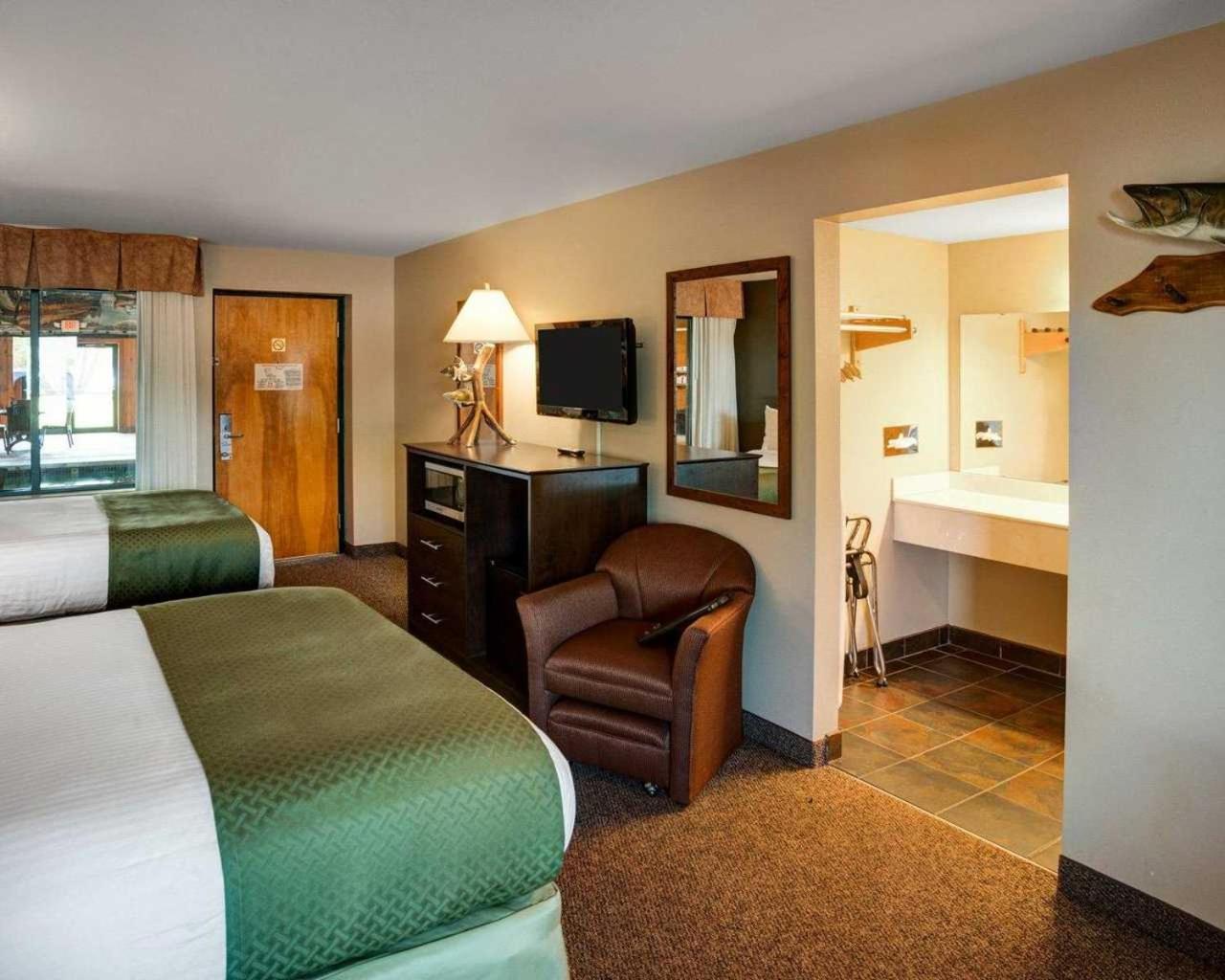 Queen Room with Two Queen Beds and Lake View photo 1