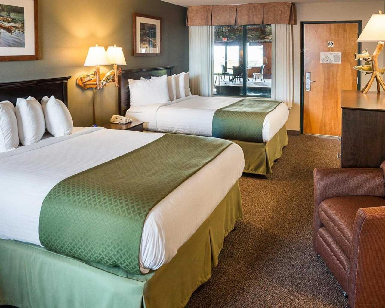 Queen Room with Two Queen Beds and Pool View photo 3