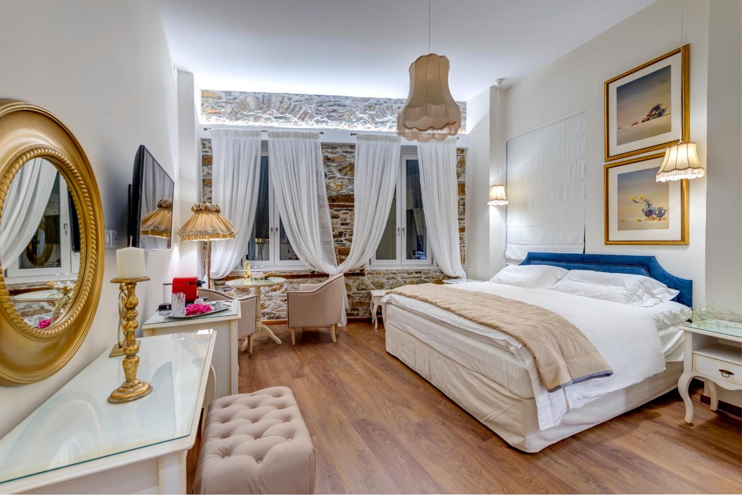 Junior Suite with Side Sea View