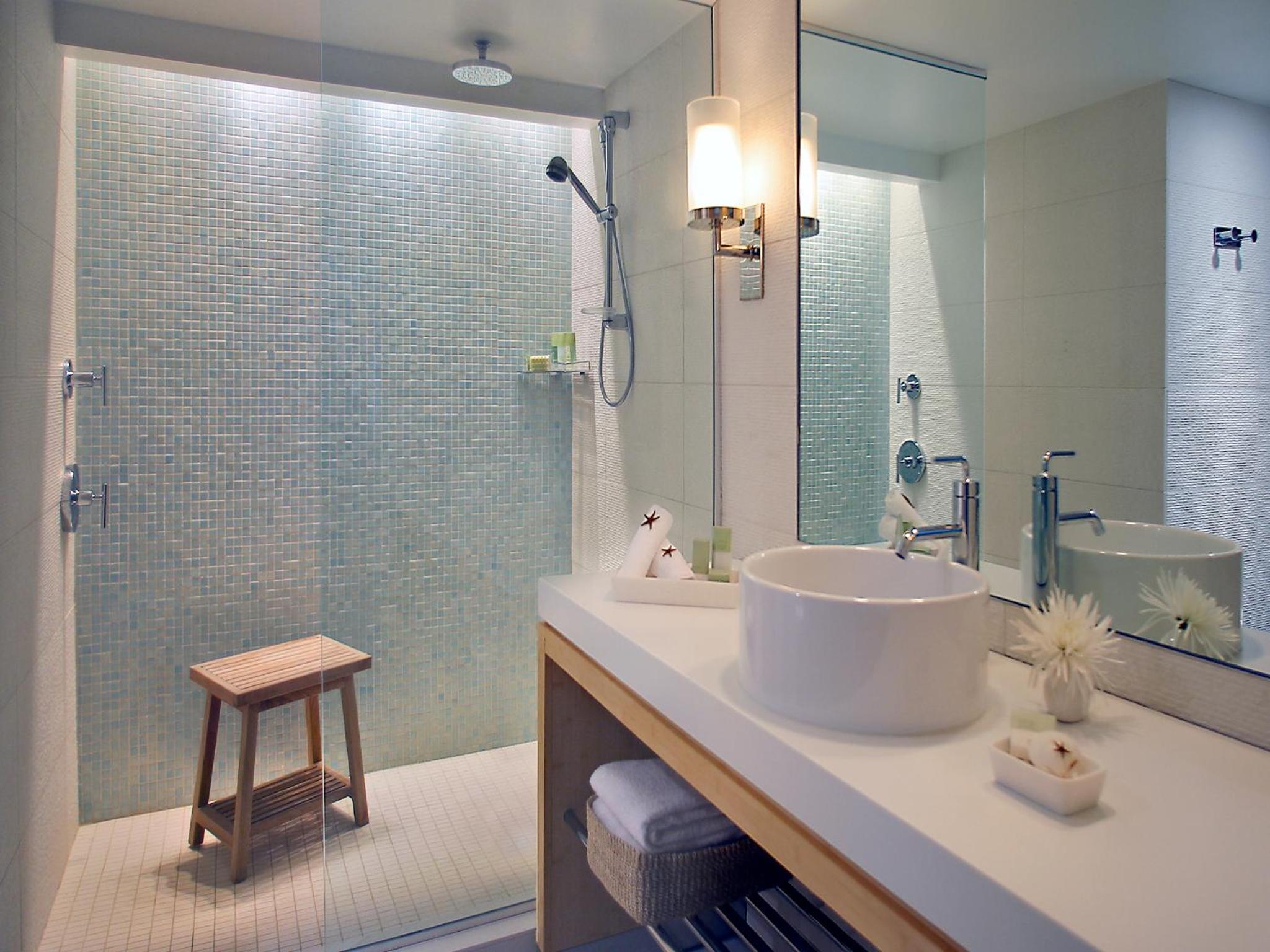 King Room with Accessible Shower - Photo 3