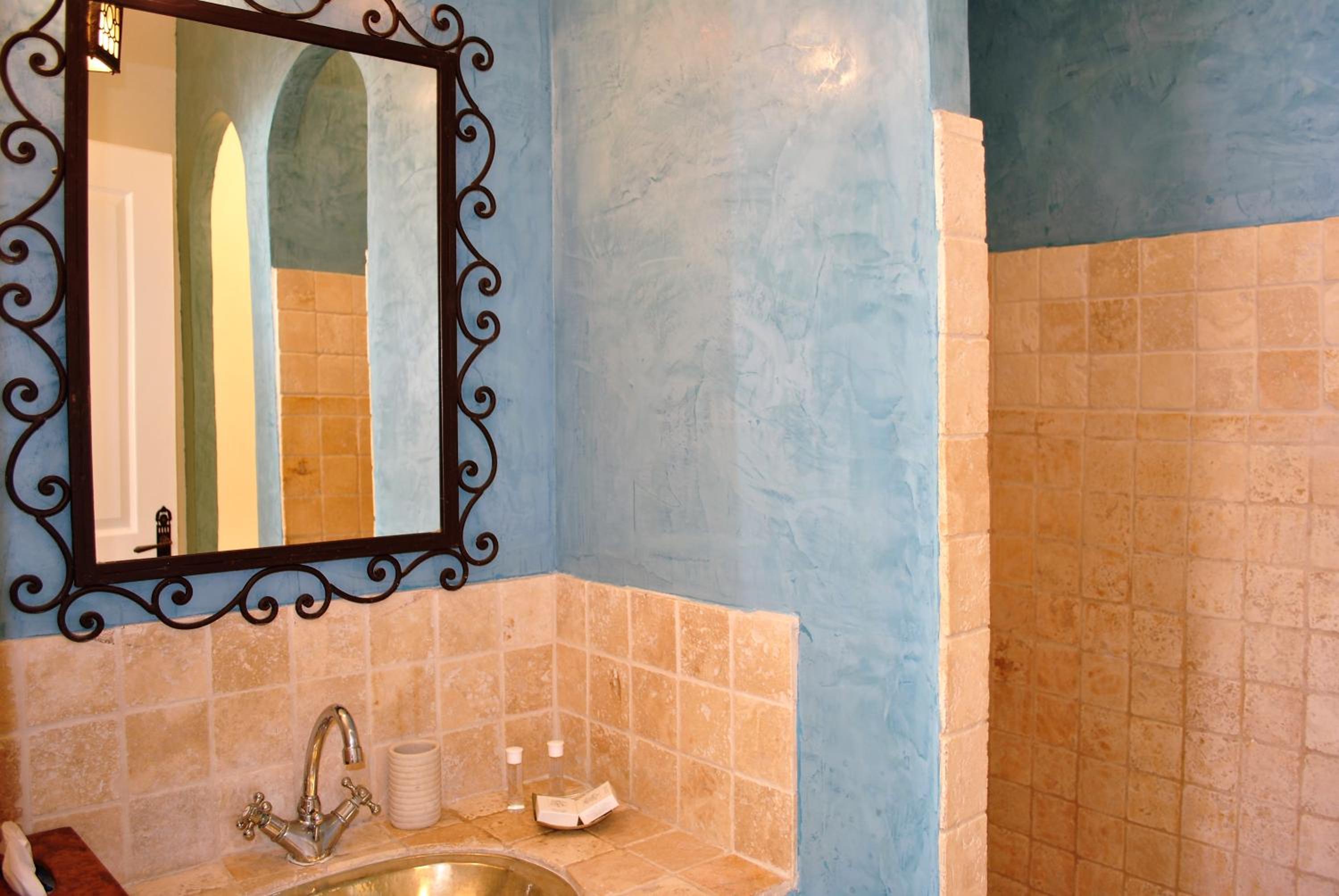 Standard Double Room - Photo 9