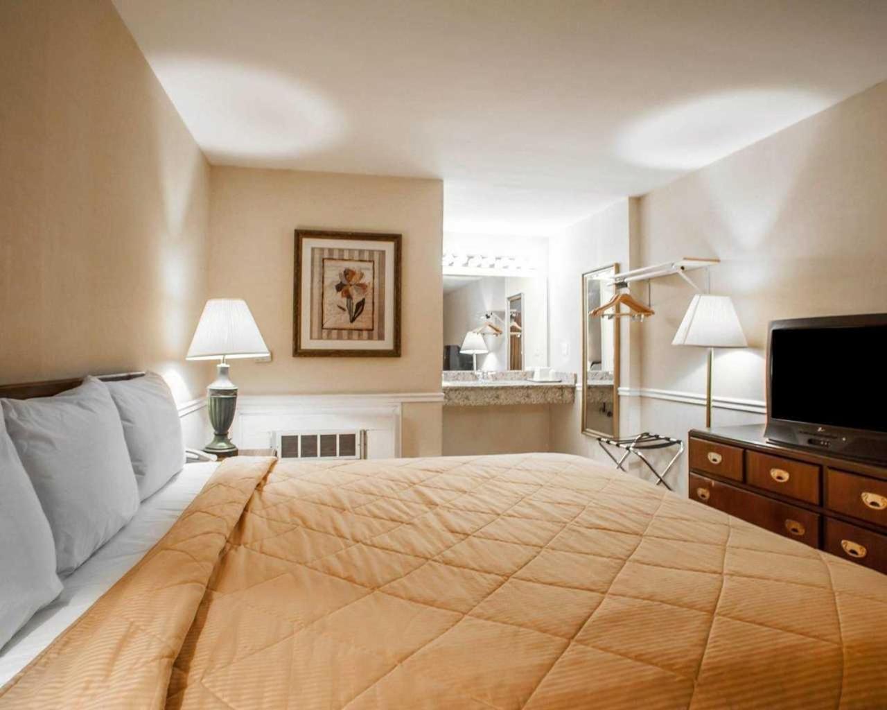 King Room - Non-Smoking - Photo 1