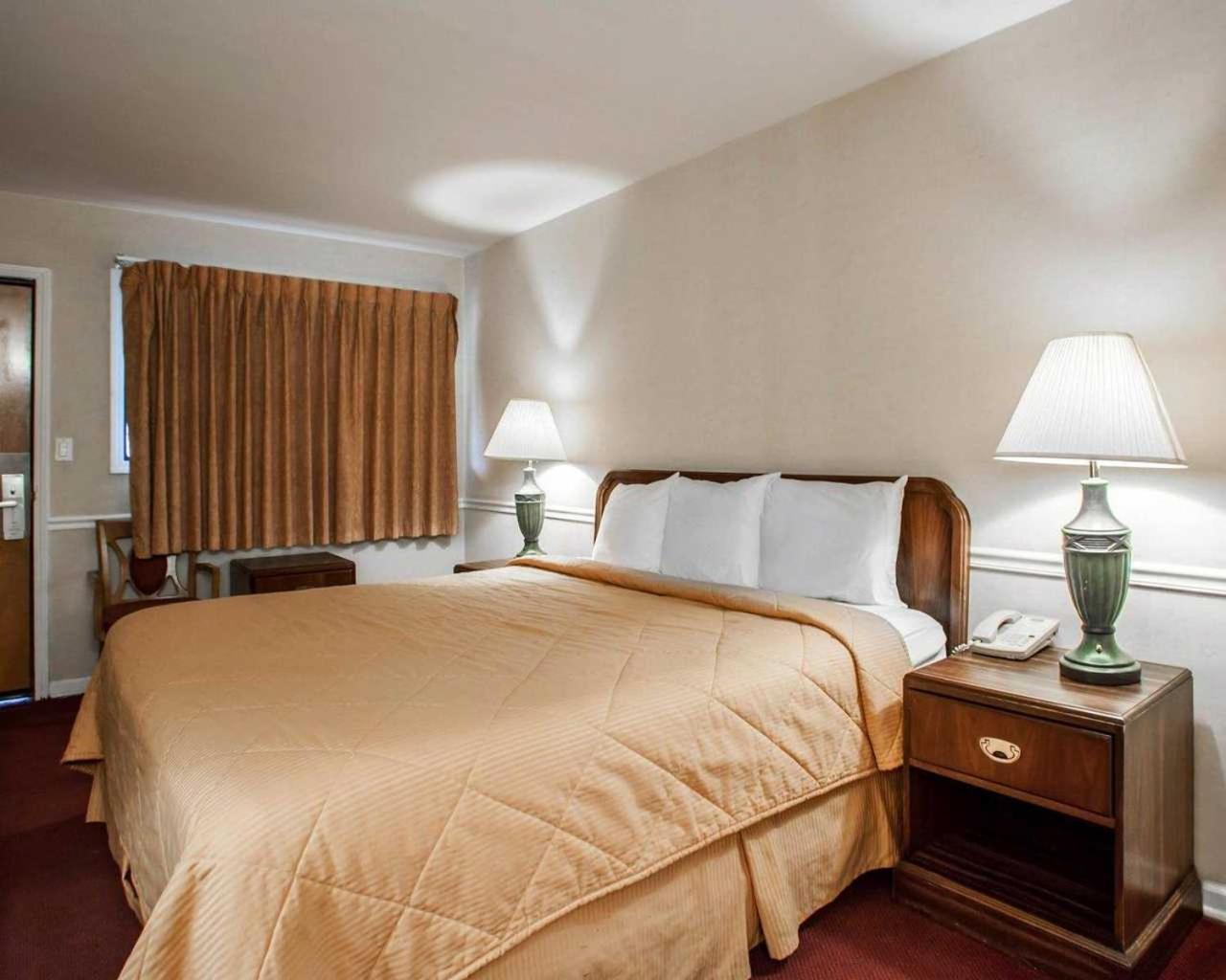 King Room - Non-Smoking - Photo 5