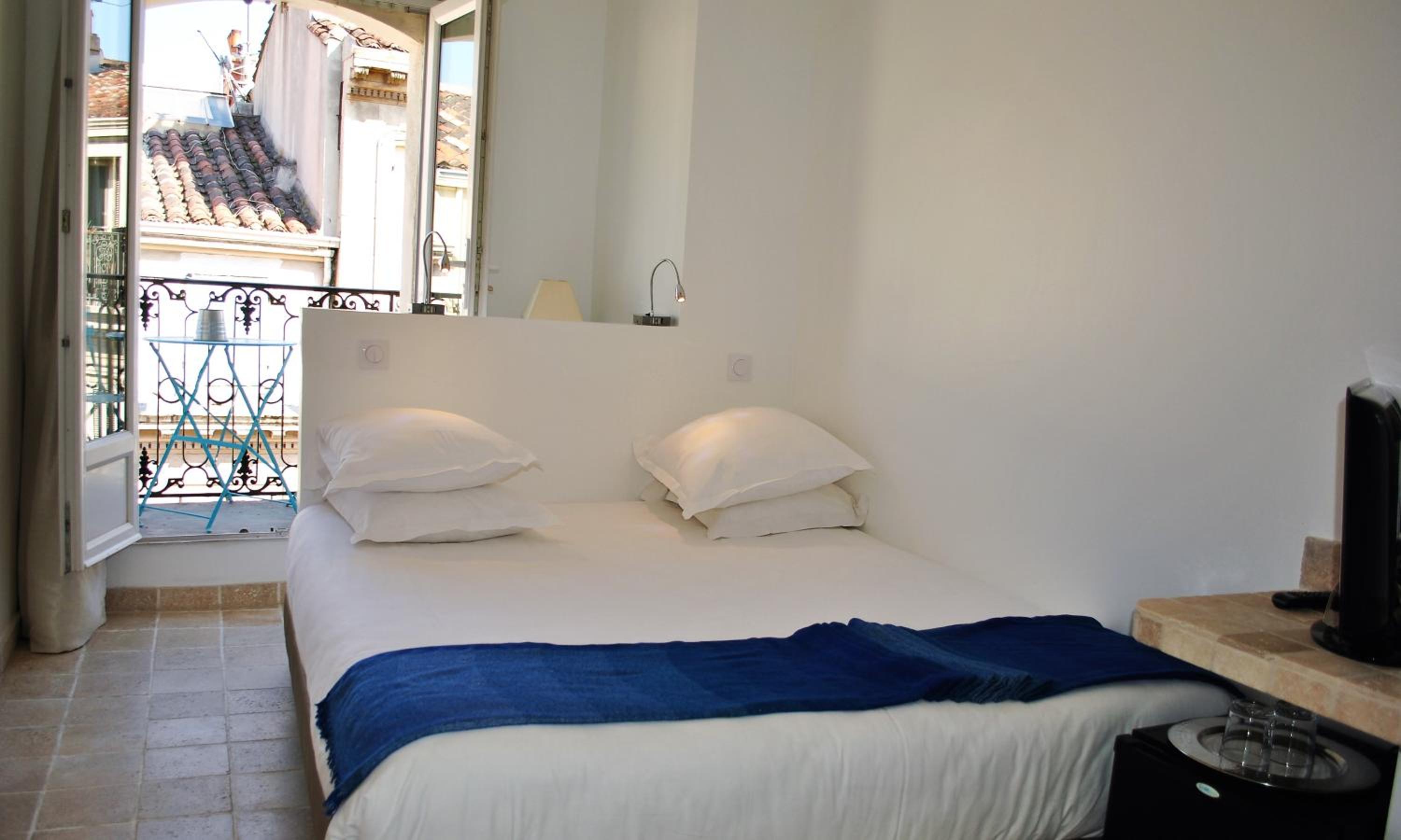 Standard Double Room - Photo 8
