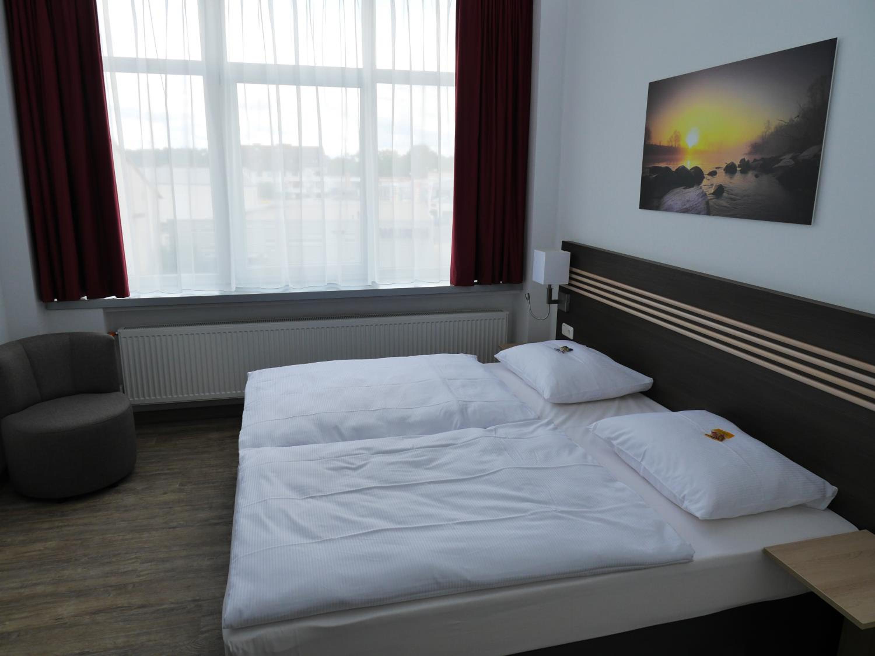 Standard Double Room - Photo 8
