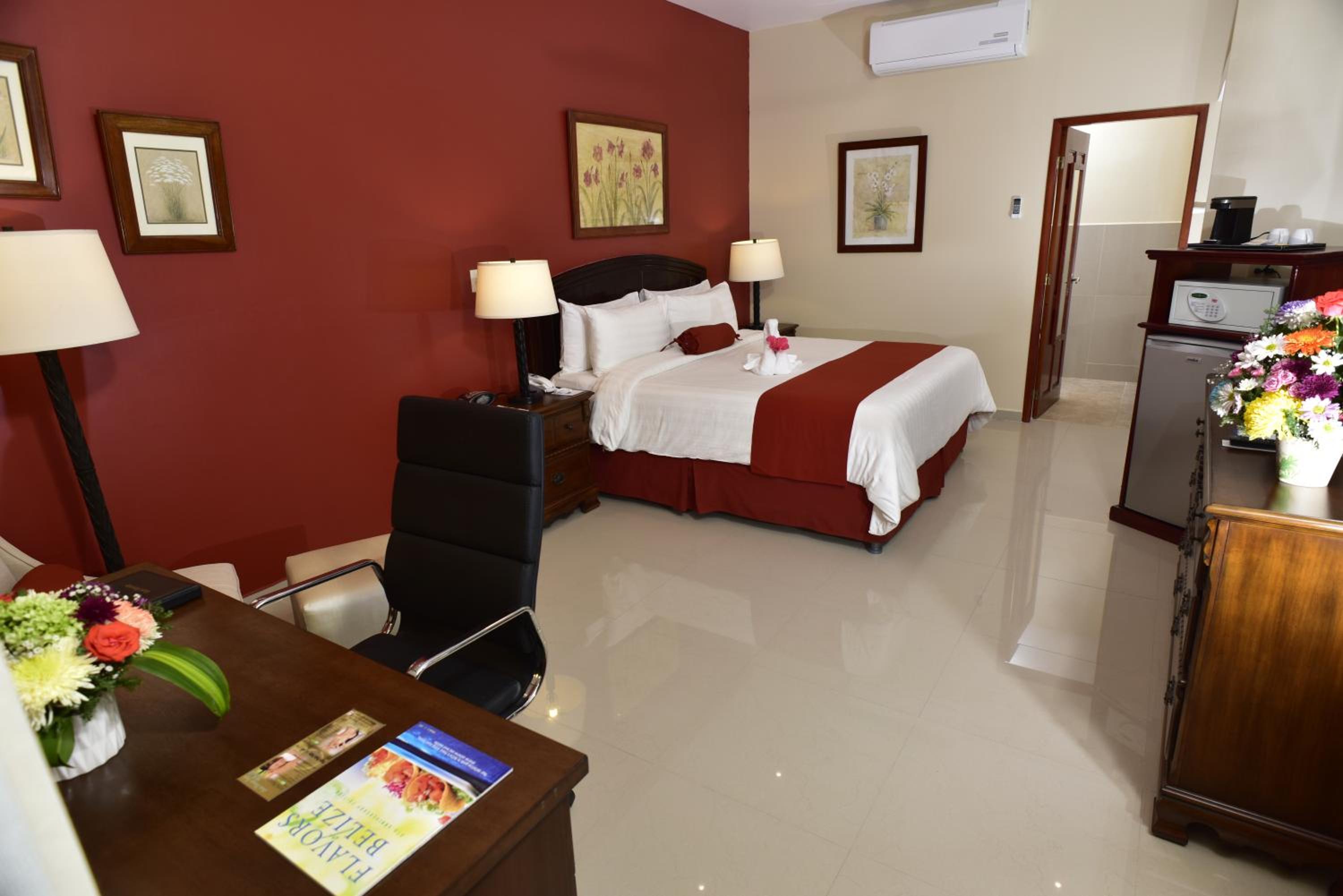 Deluxe King Room - Non-Smoking - Photo 10