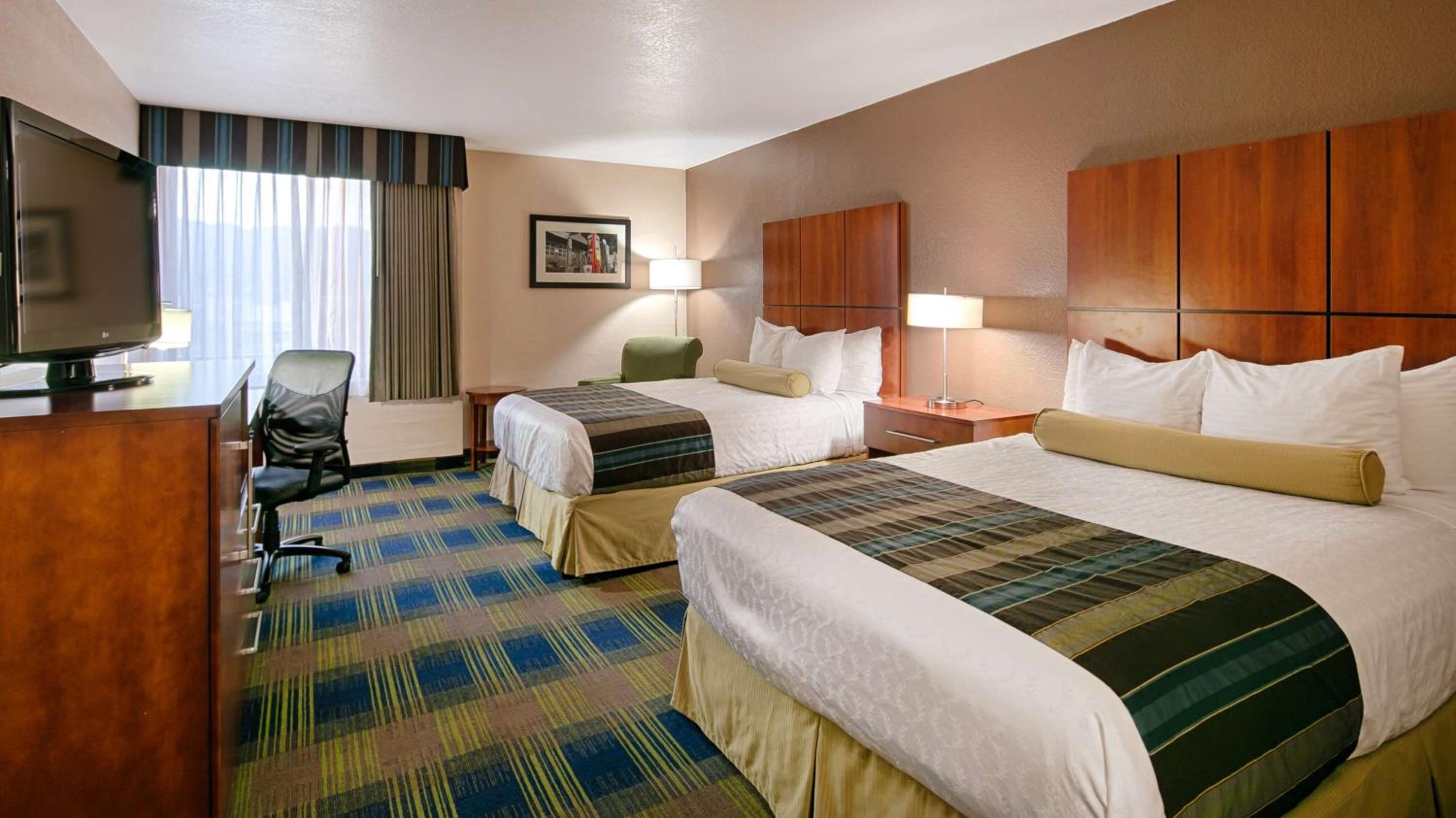 Queen Room with Two Queen Beds - Non-Smoking - Photo 3