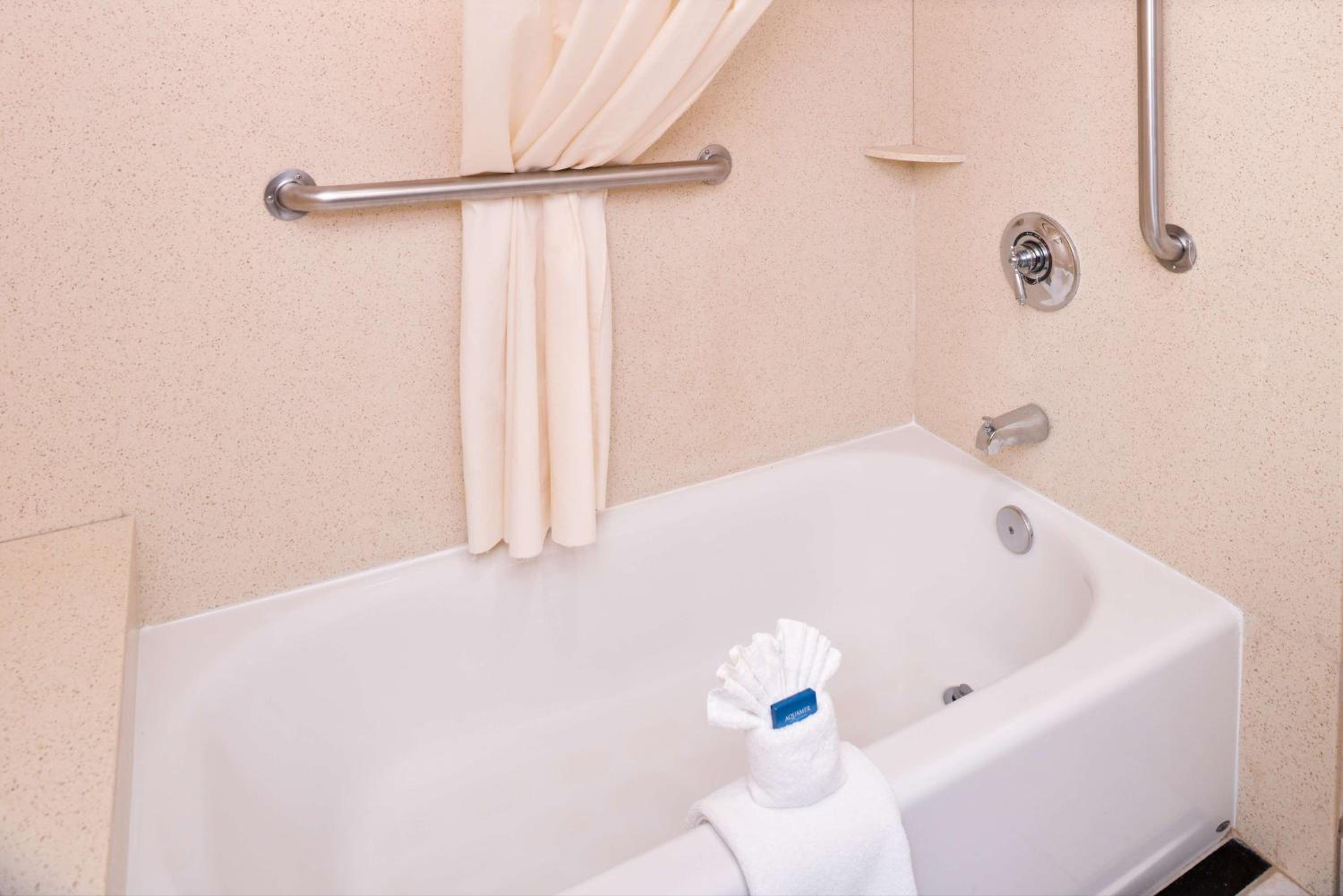 King Room - Disability Access Tub - Photo 2