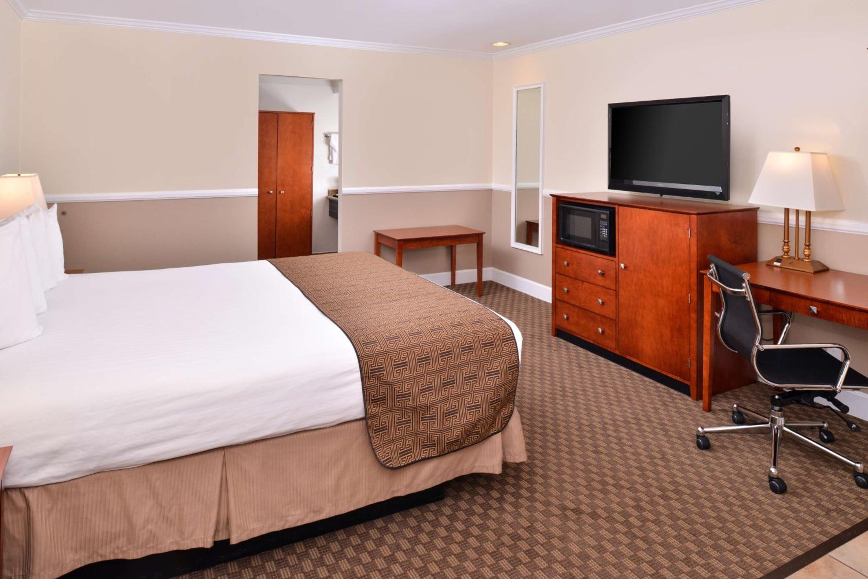 King Room - Non-Smoking - Photo 1