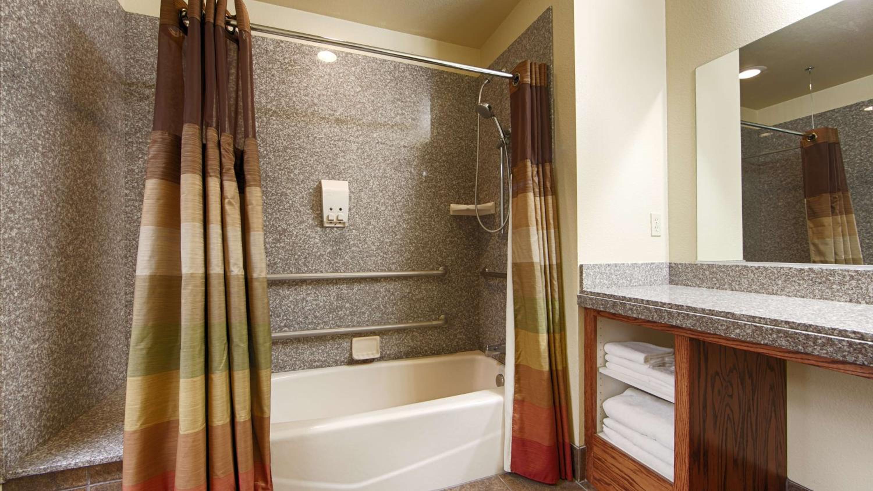King Room with Bath Tub - Disability Access/Non-Smoking  - Photo 2