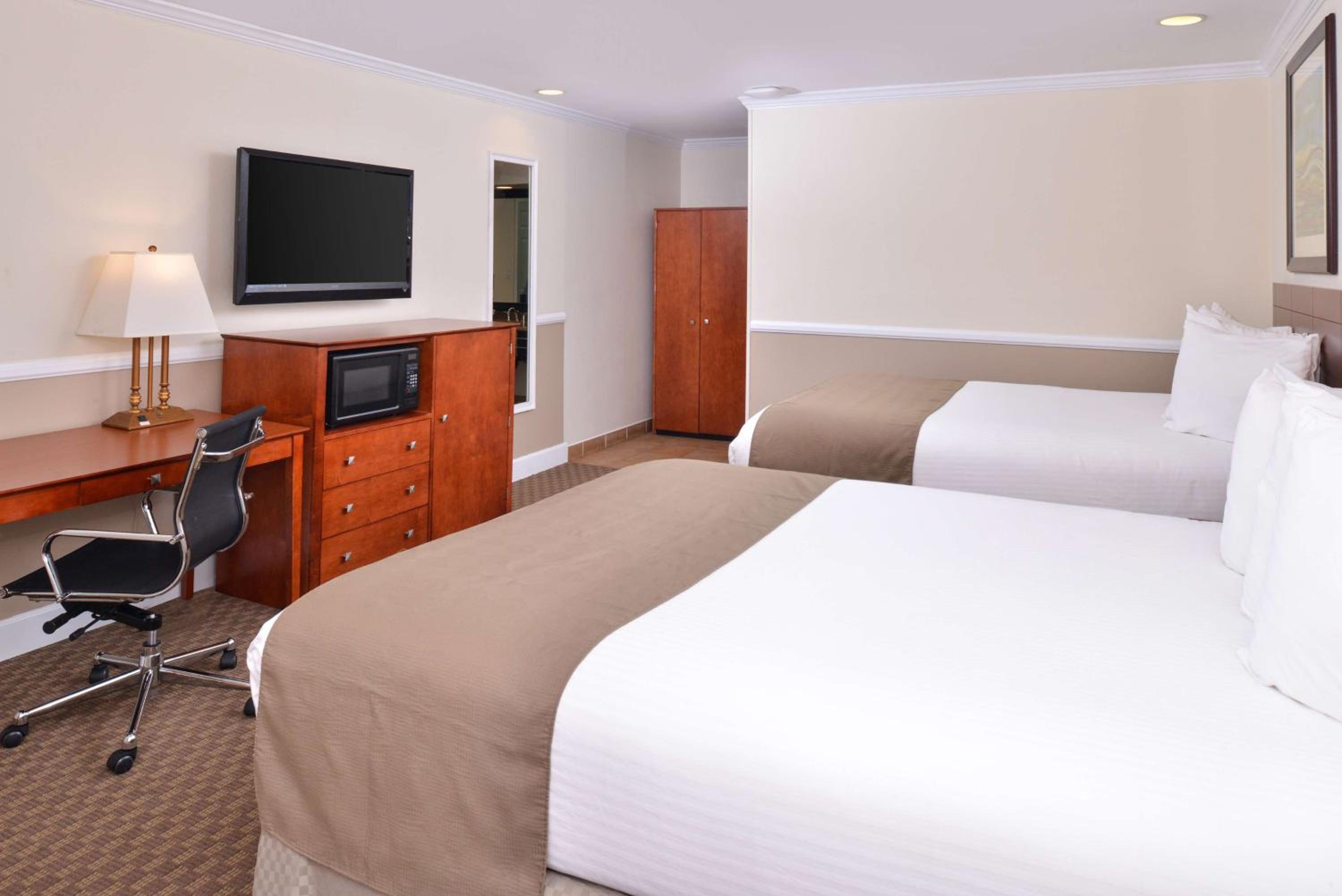 Double Room with Two Double Beds and Balcony - Non-Smoking - Photo 4