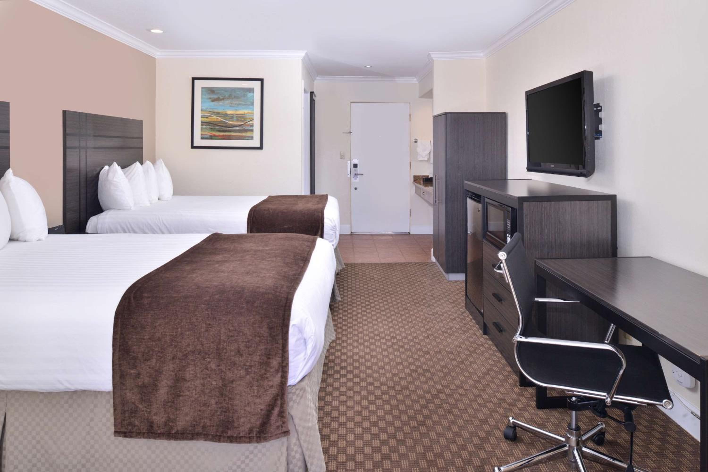 Queen Room with Two Queen Beds - Non-Smoking - Photo 2