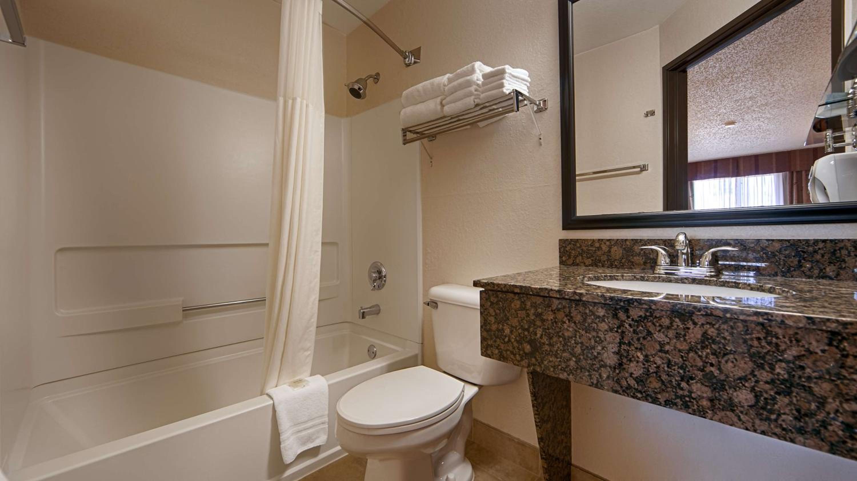 Queen Room with Two Queen Beds - Pet-Friendly/Non-Smoking - Photo 4