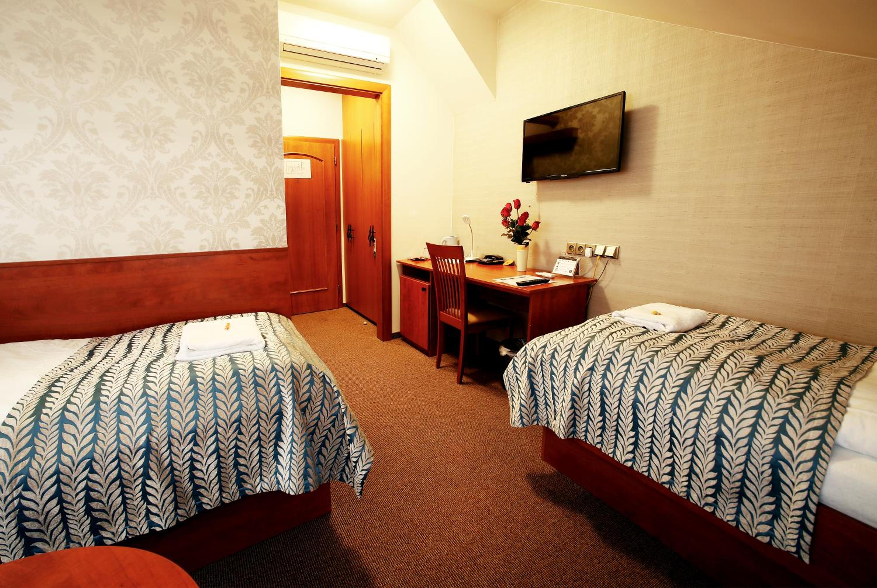 Double or Twin Room - Photo 11