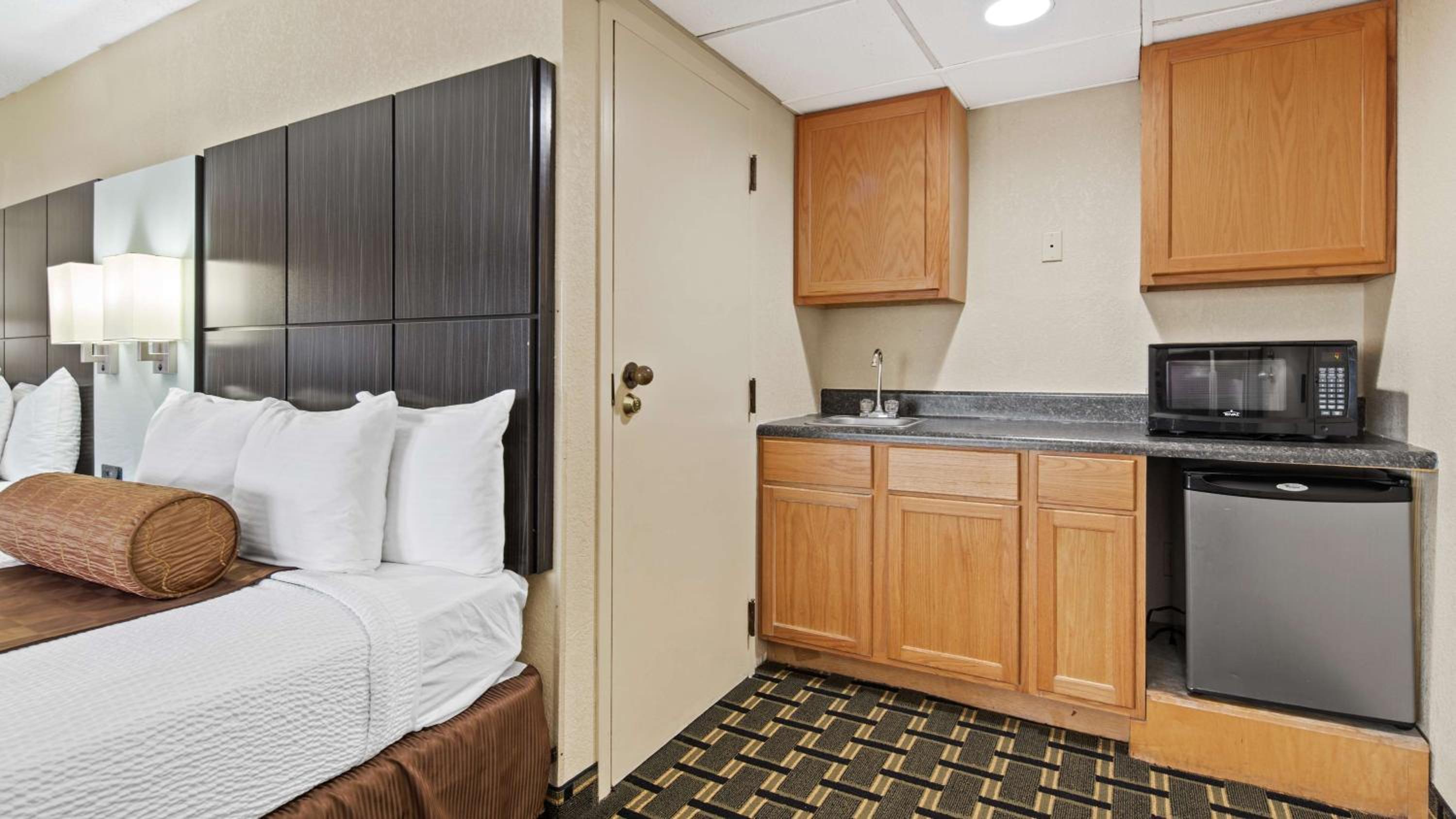 Queen Room with Two Queen Beds - Non-Smoking - Photo 2
