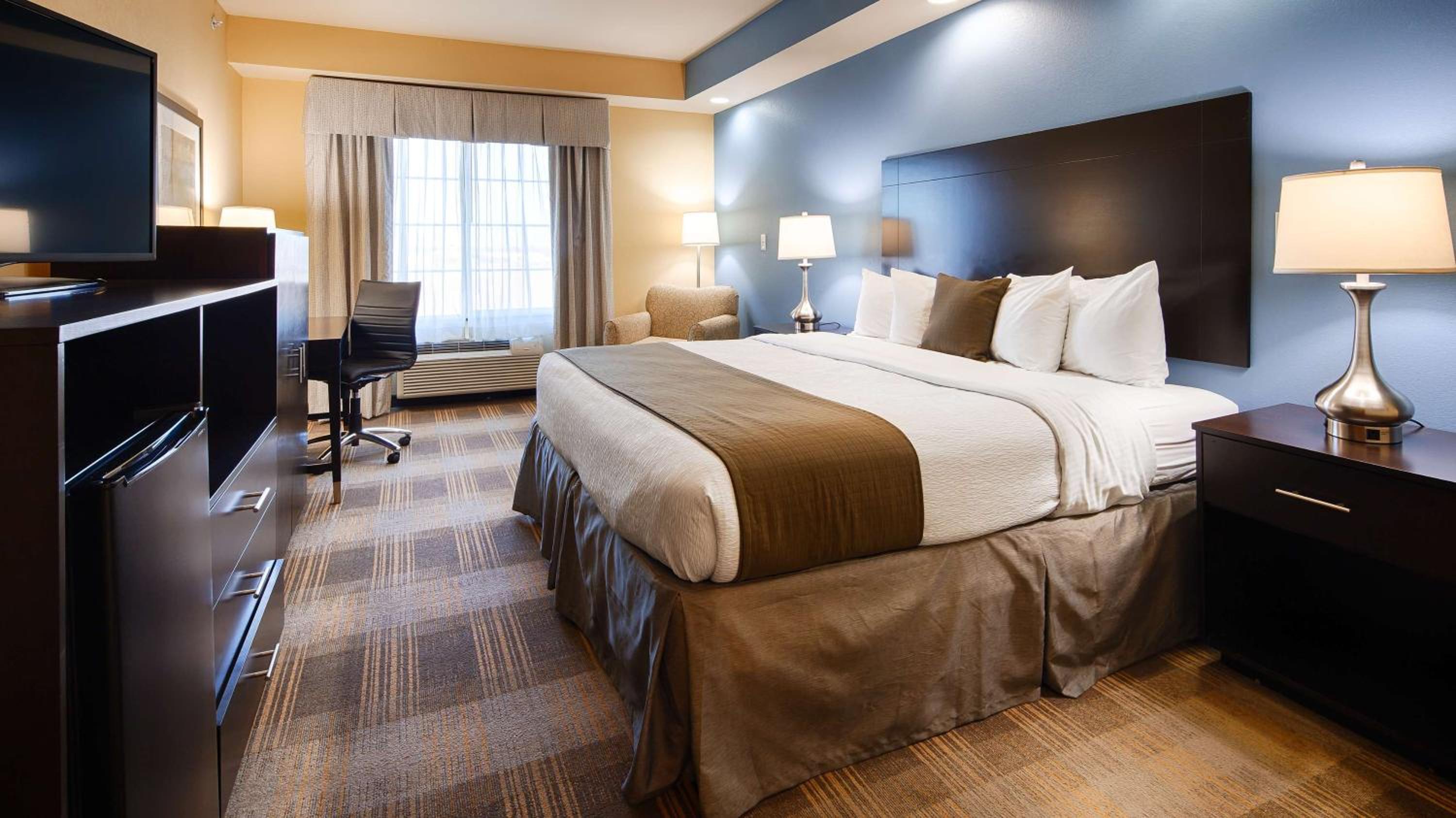 King Room with Bath Tub - Mobility Accessible/Non-Smoking