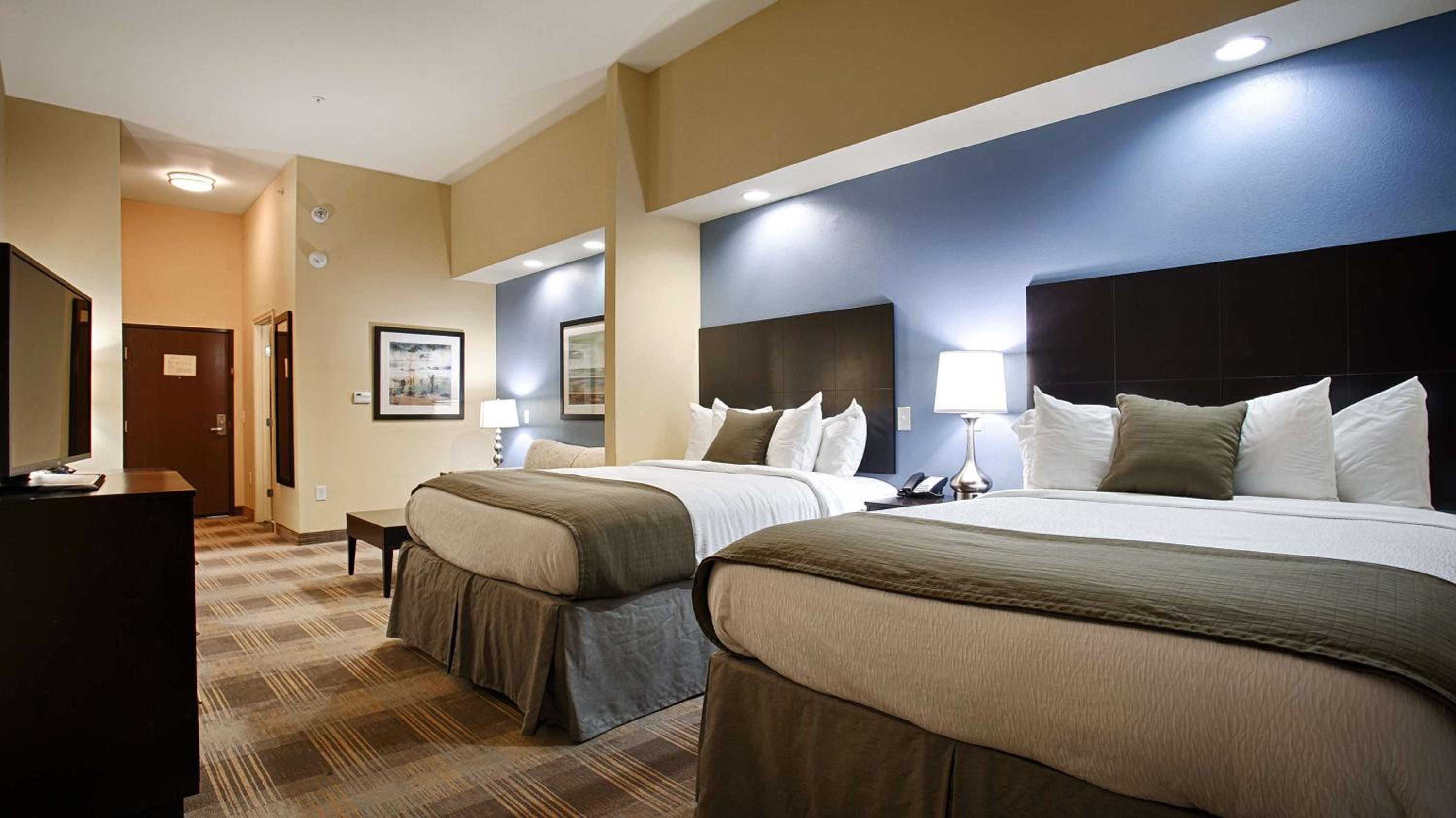 Queen Suite with Two Queen Beds, Sofa Bed and Sitting Area - Non-Smoking photo 2