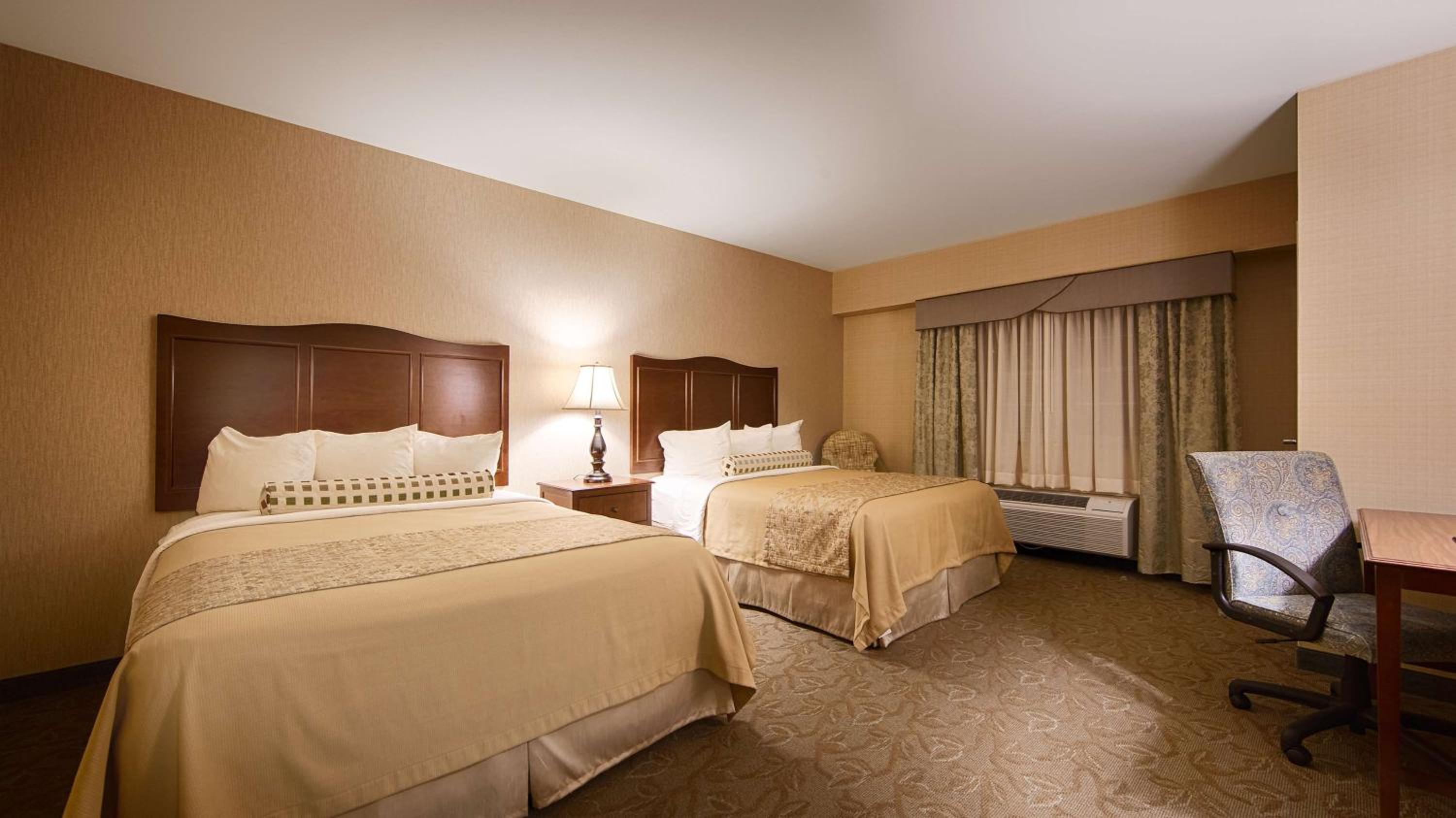 Queen Suite with Two Queen Beds and Kitchenette - Non-Smoking - Photo 1