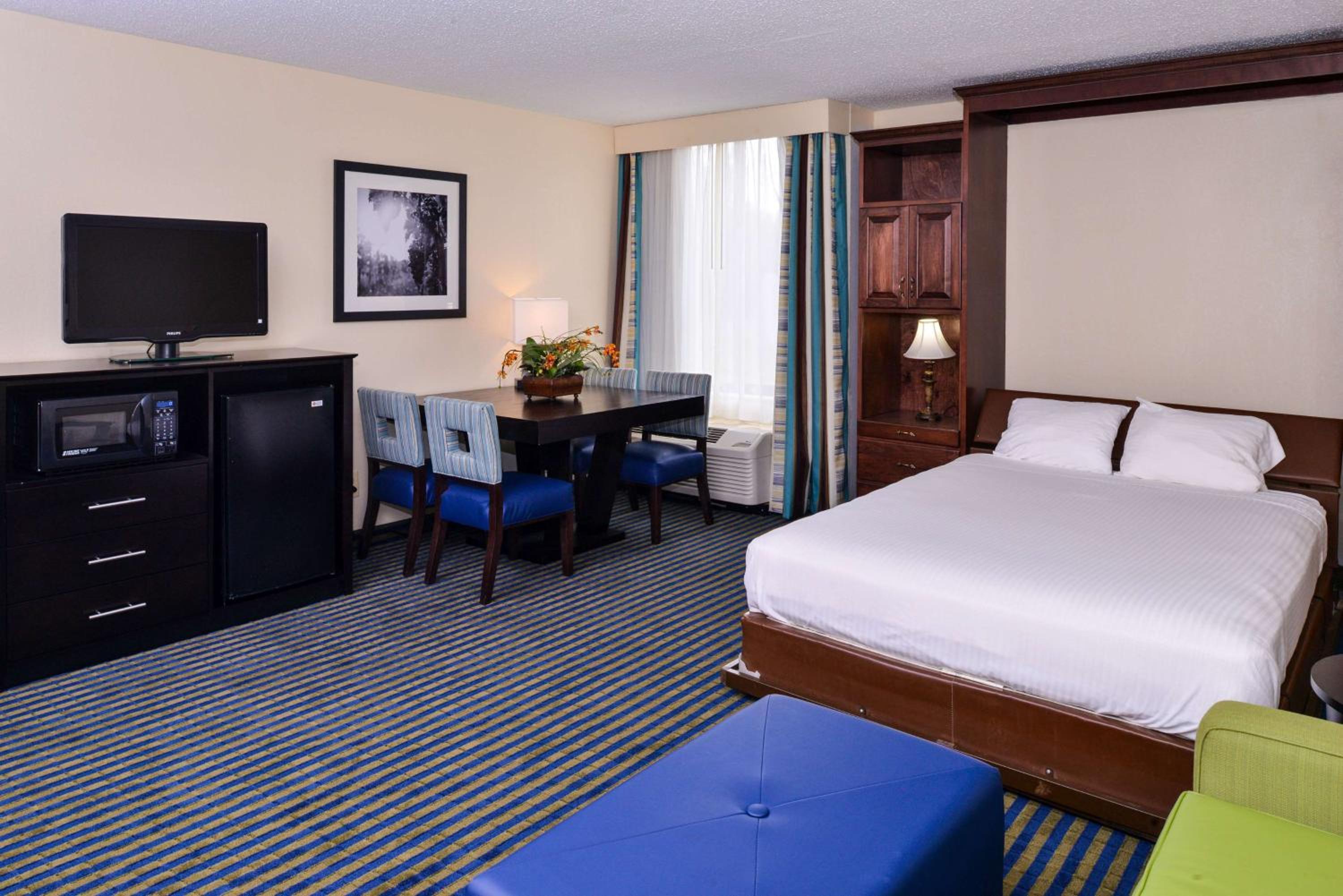 Queen Room with Murphy Bed and Sofa Bed - Non-Smoking photo 2