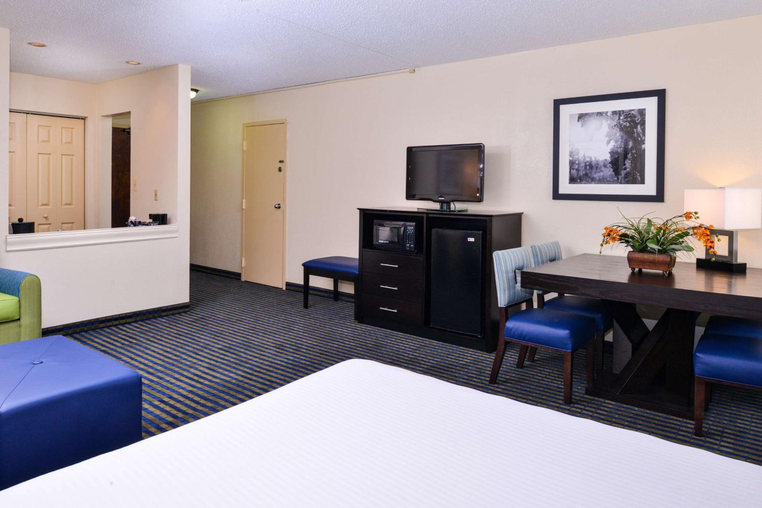 Queen Room with Murphy Bed and Sofa Bed - Non-Smoking photo 3