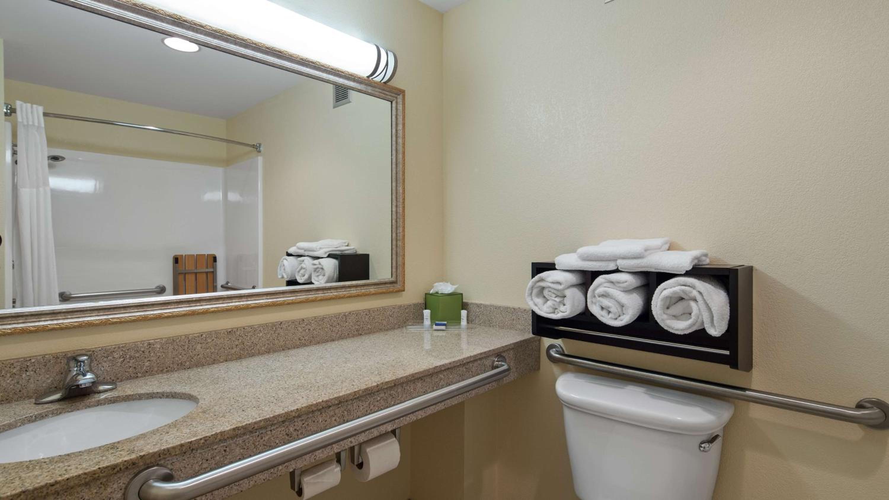 King Room with Sofa Bed and Roll-In Shower - Disability Access/Non-Smoking - Photo 4