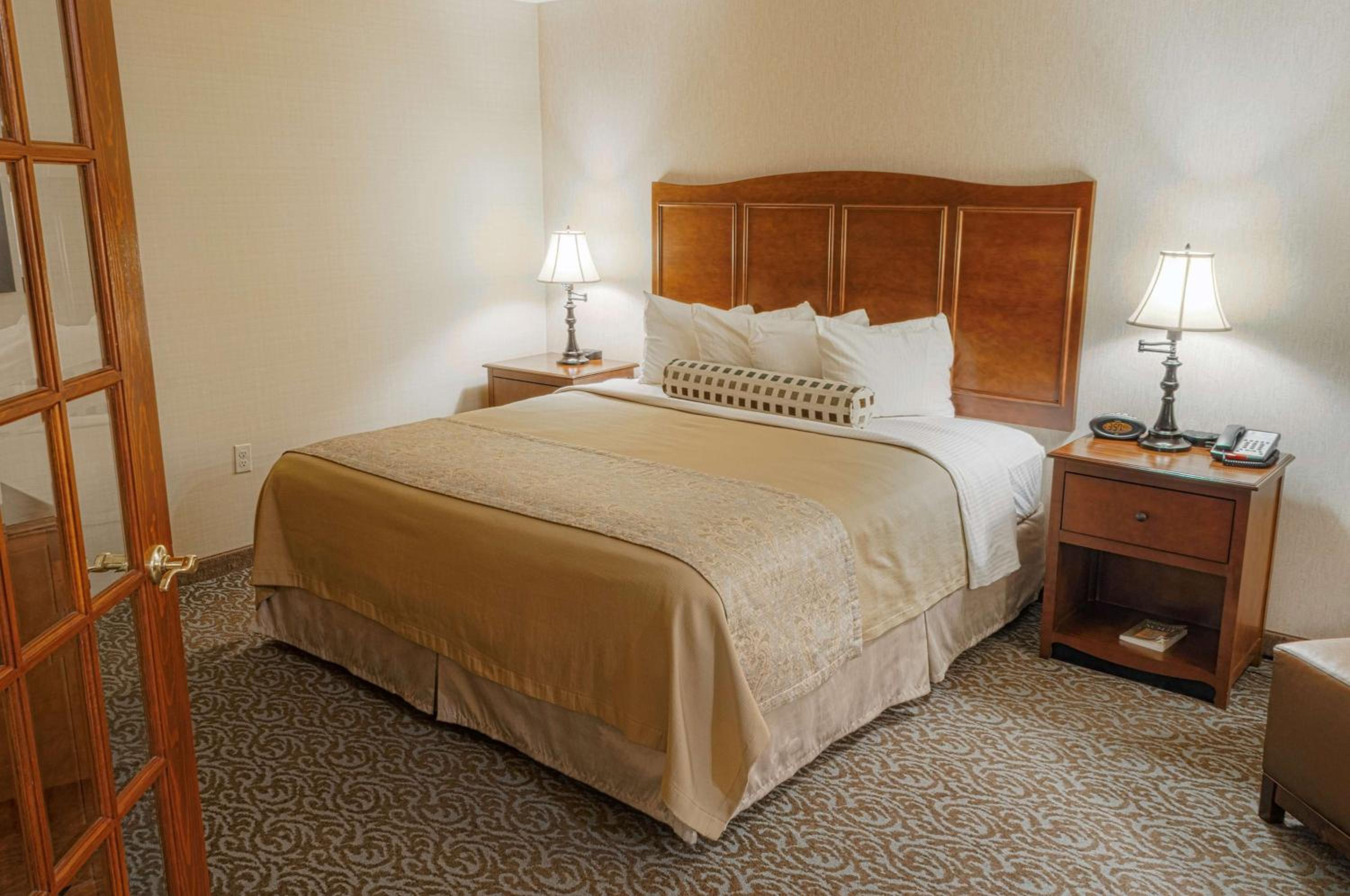 Two-Room King Suite with Sofa Bed, Kitchenette and Walk-In Shower - Non-Smoking - Photo 1