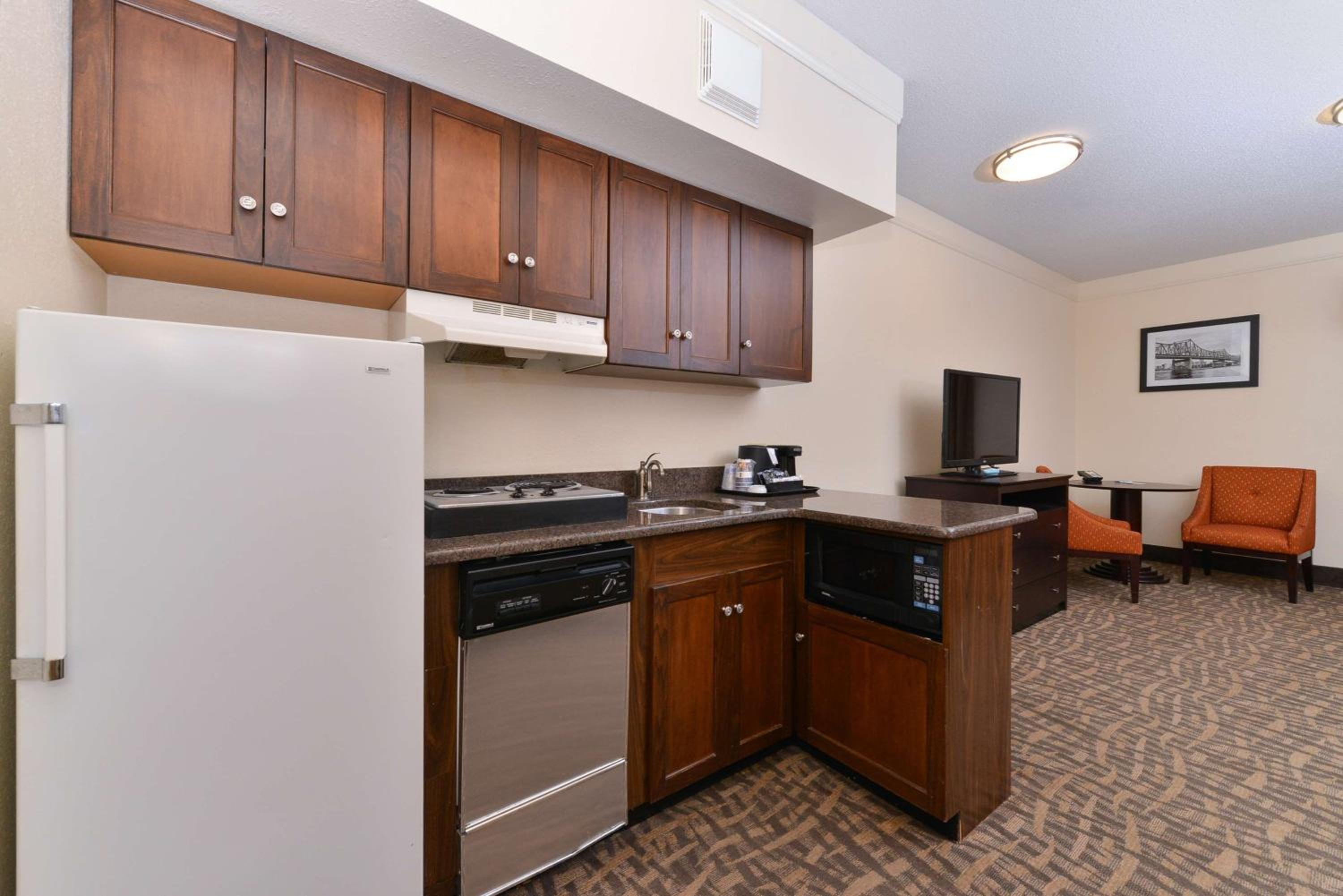 King Suite with Sofa Bed and Kitchenette - Non-Smoking - Photo 3