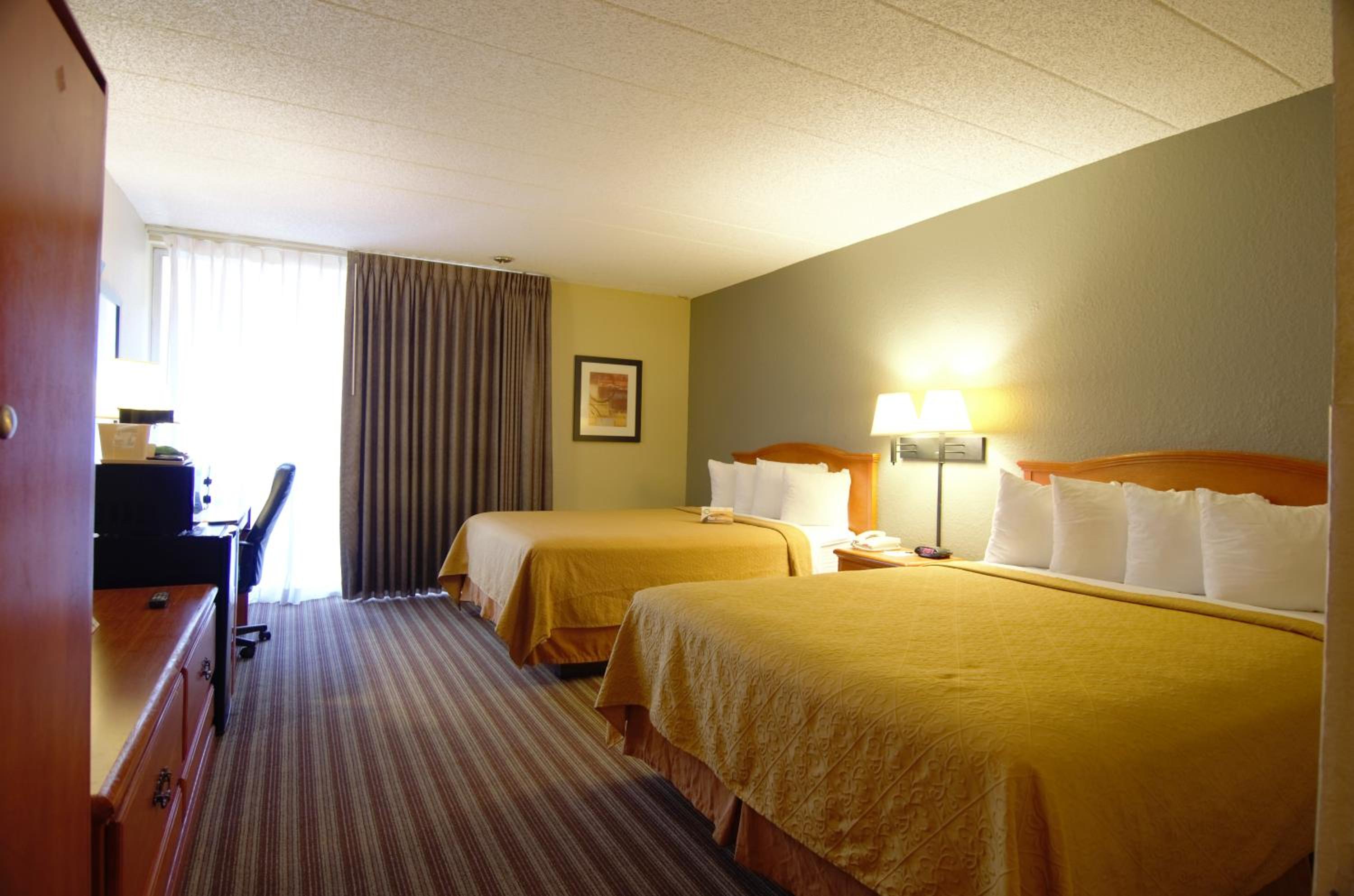 Queen Room with Two Queen Beds and Balcony - Non-Smoking - Photo 4