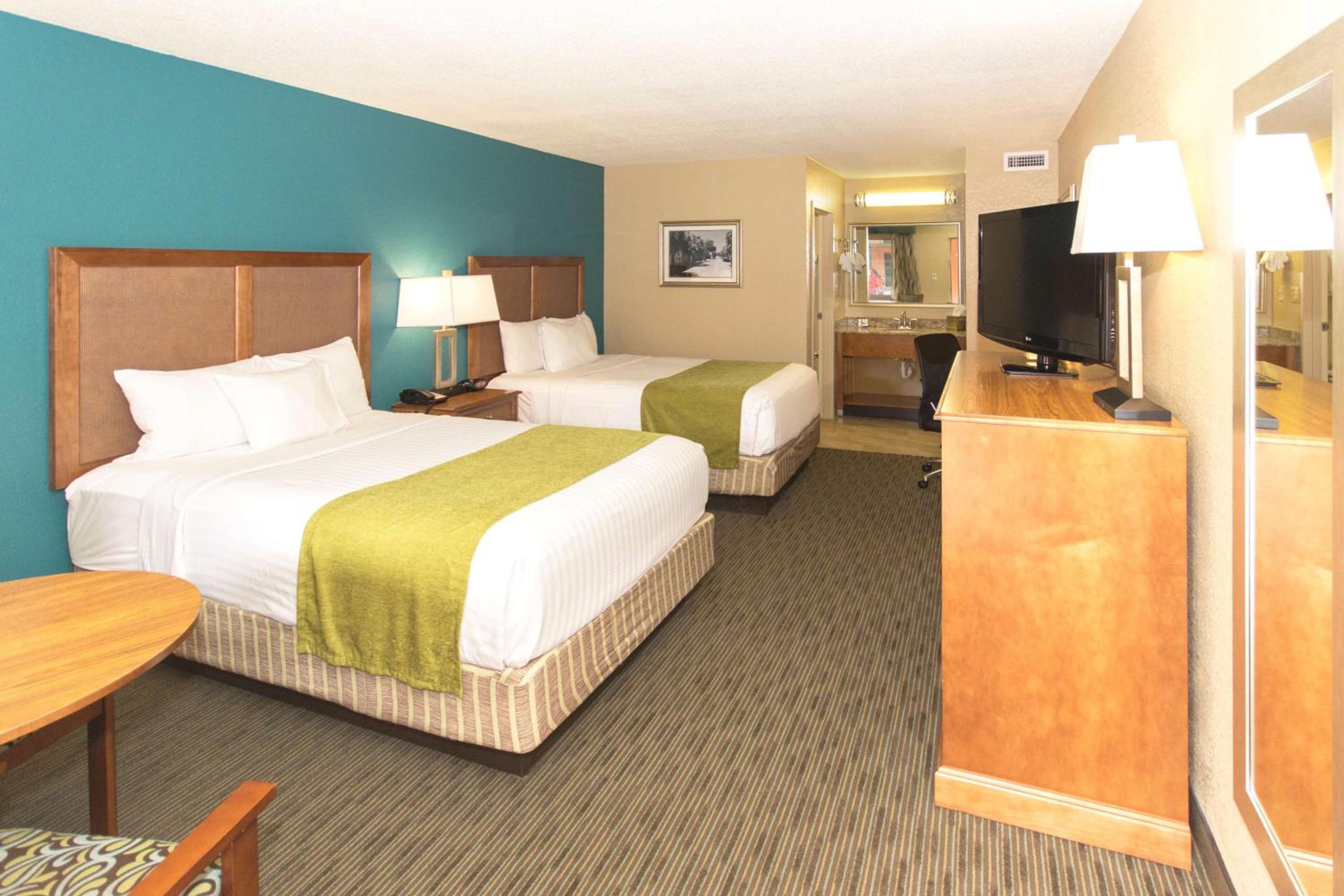 Queen Room with Two Queen Beds - Non-Smoking - Photo 8