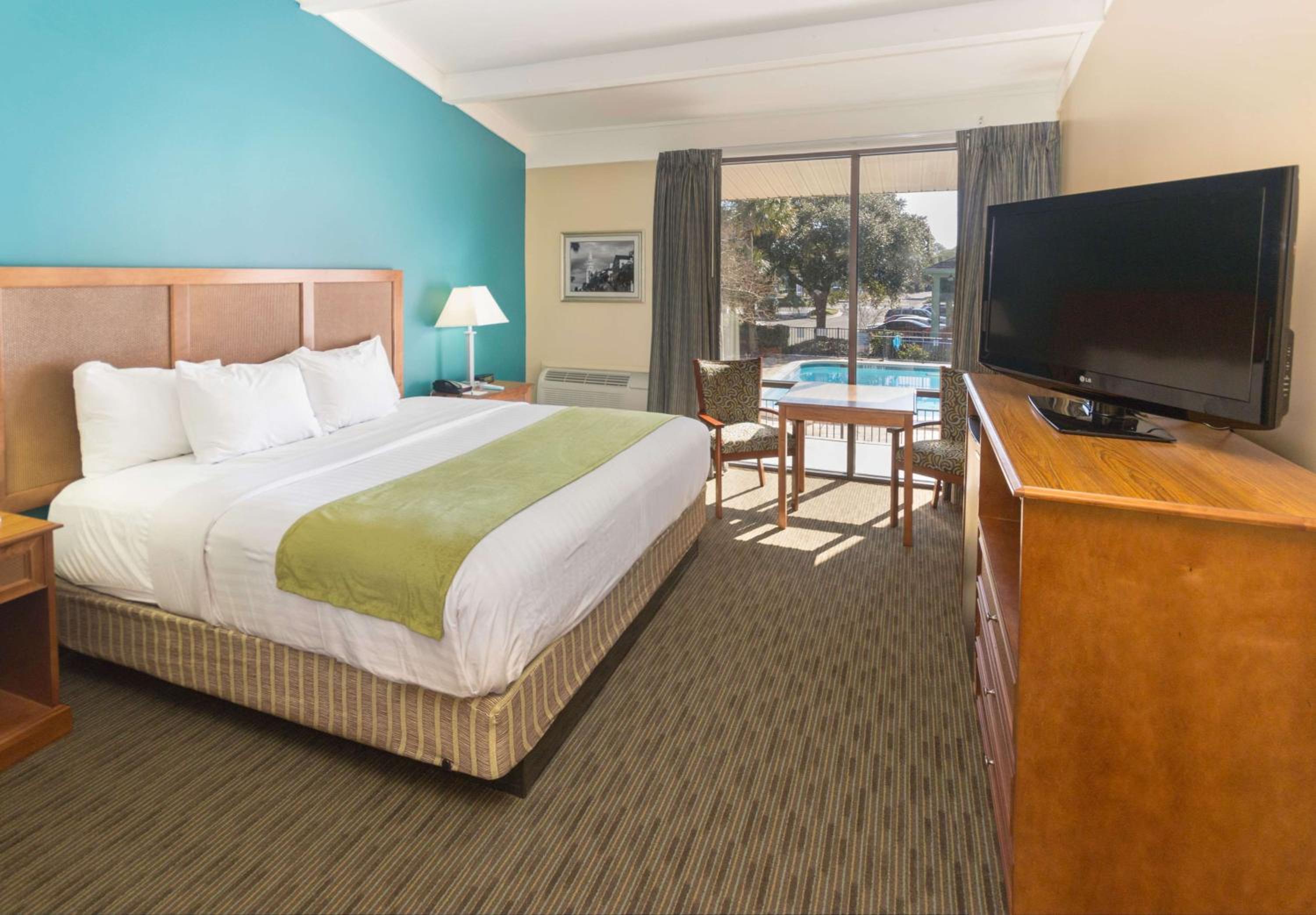 King Room with Pool View - Photo 8