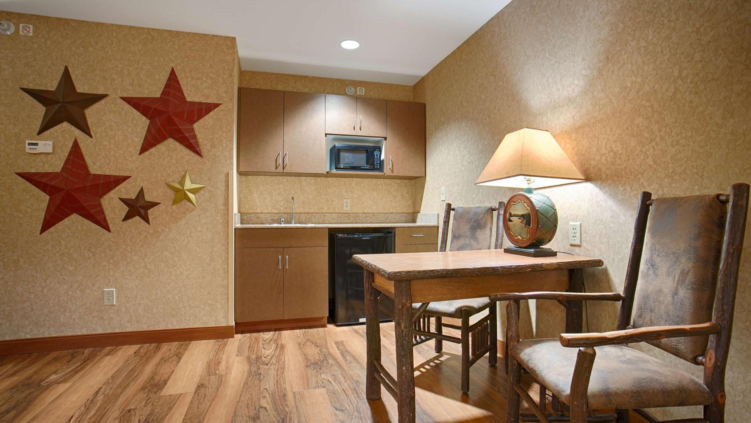 King Suite - Non-Smoking - Photo 2