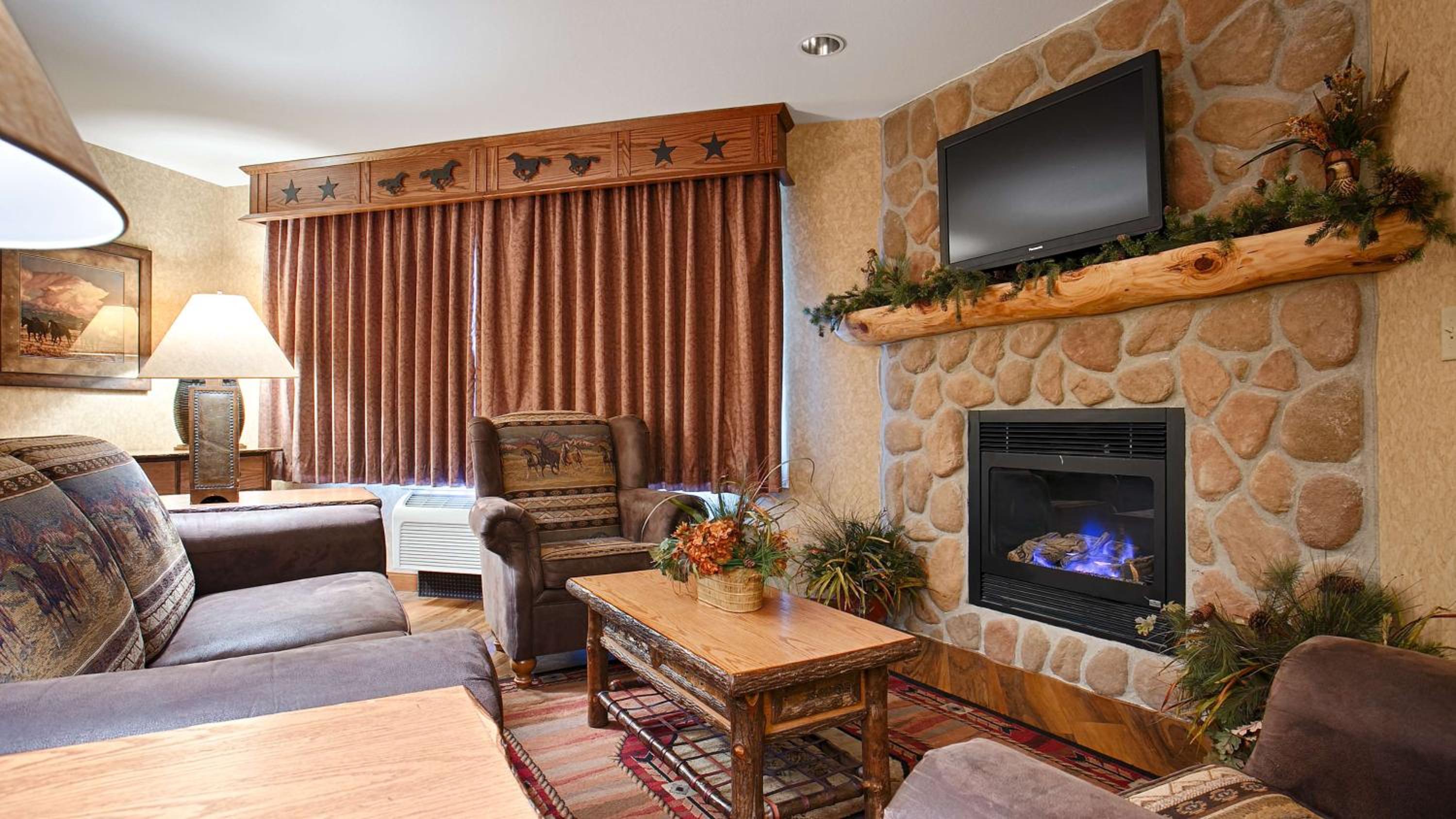 King Suite - Non-Smoking - Photo 3