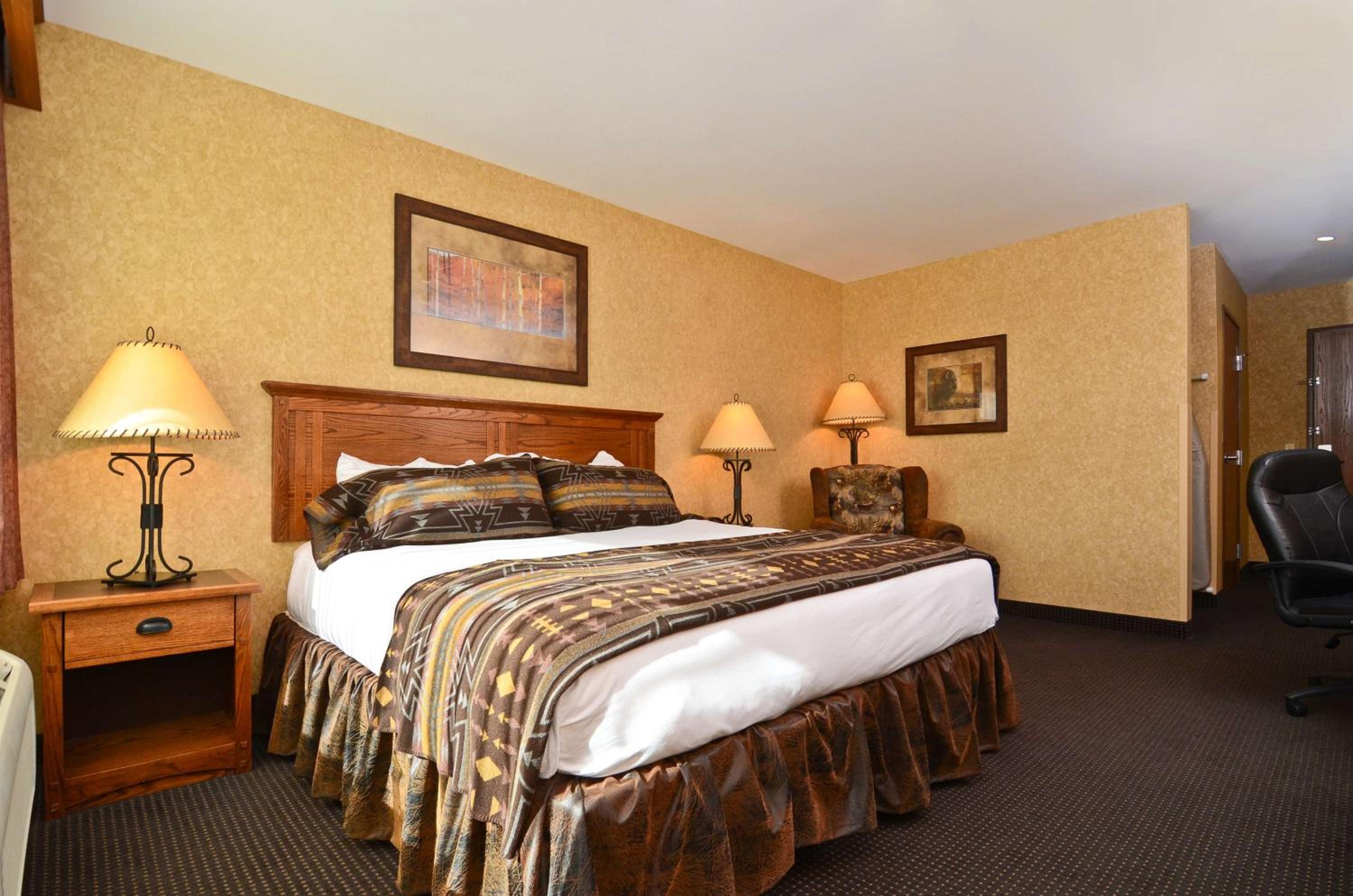King Suite with Sofa Bed and Spa Bath - Executive Heartland/First Floor/Non-Smoking - Photo 1