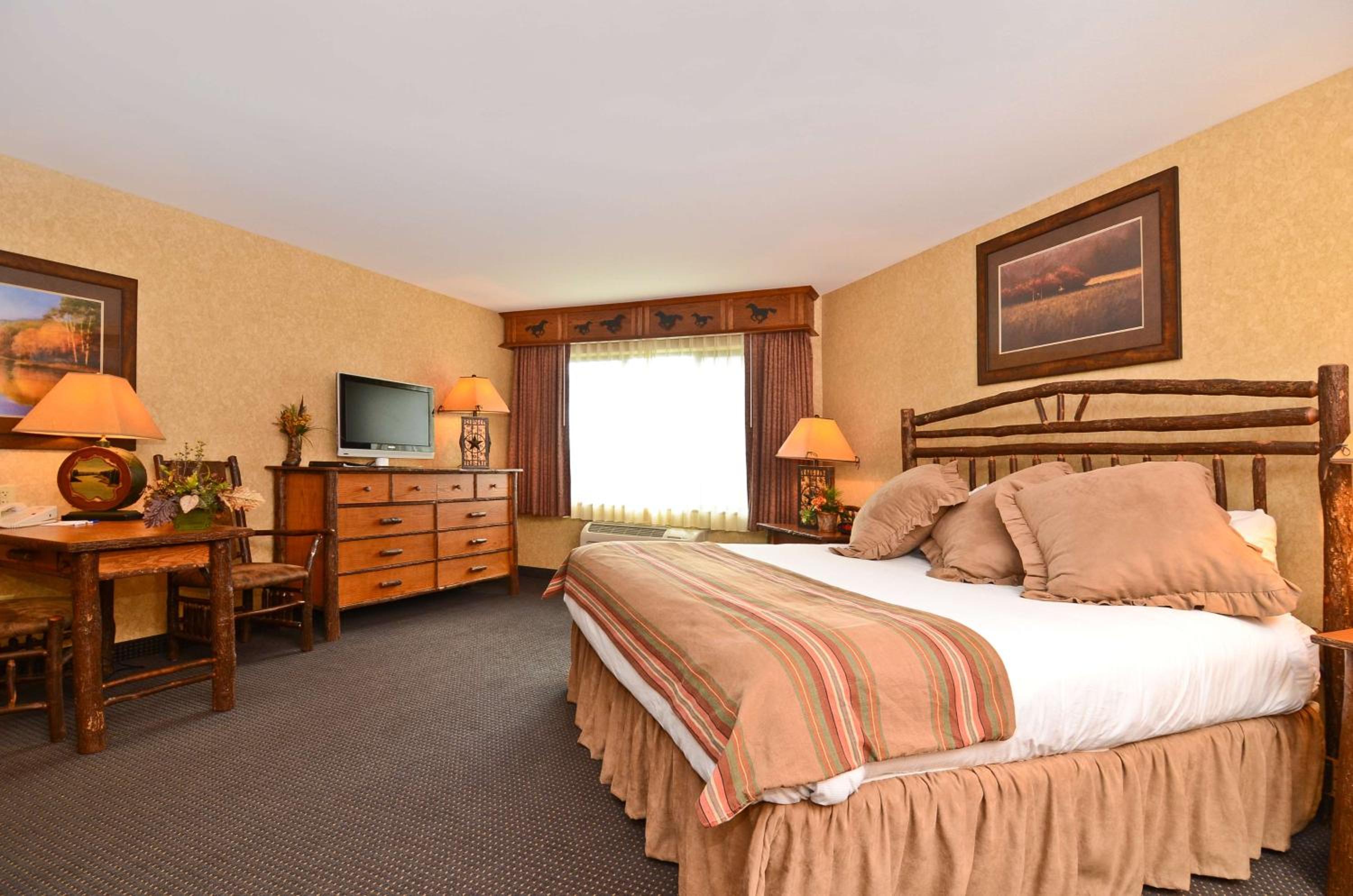 King Suite with Sofa Bed - Non-Smoking - Photo 1