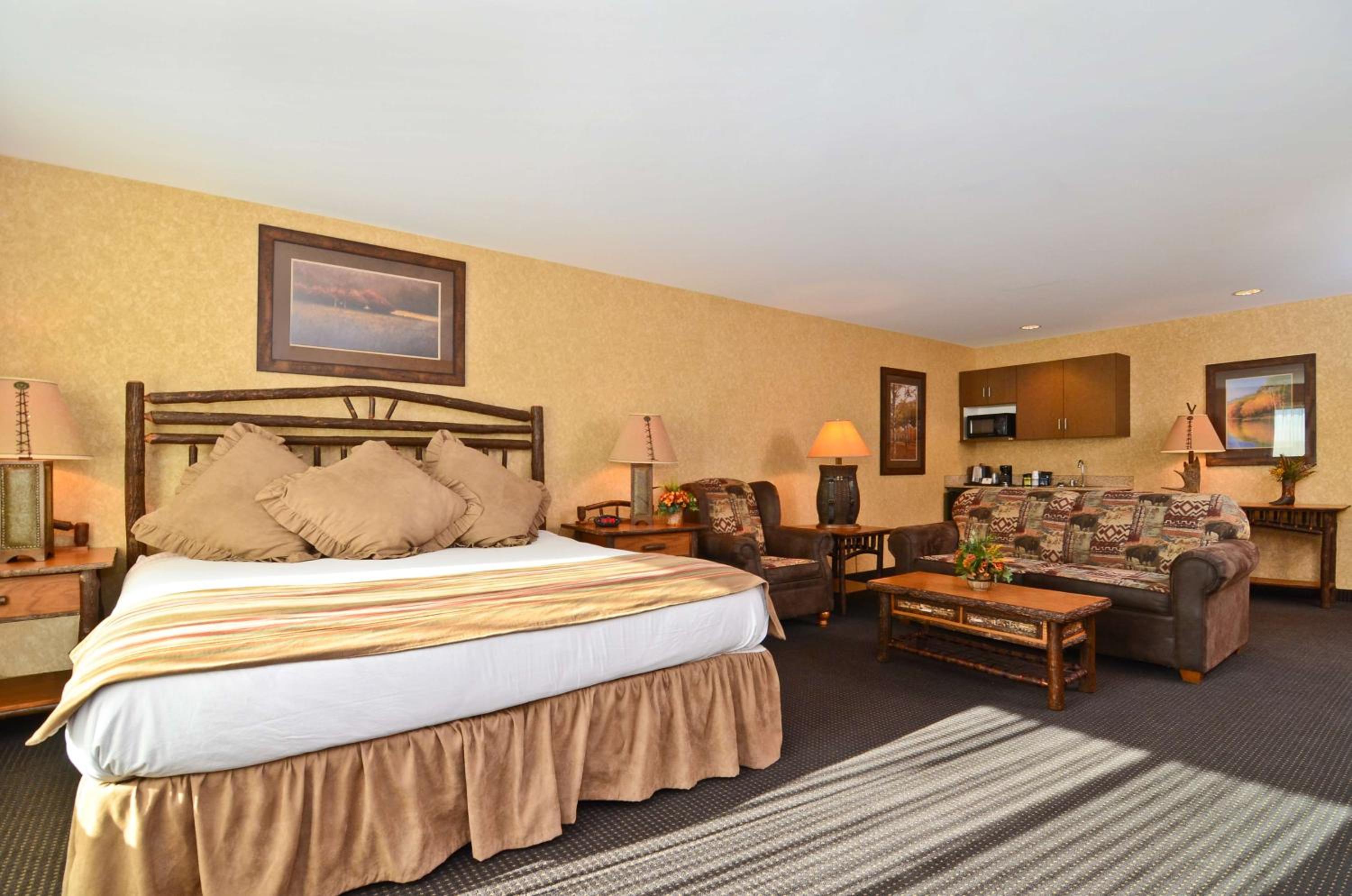 King Suite with Sofa Bed - Non-Smoking - Photo 2