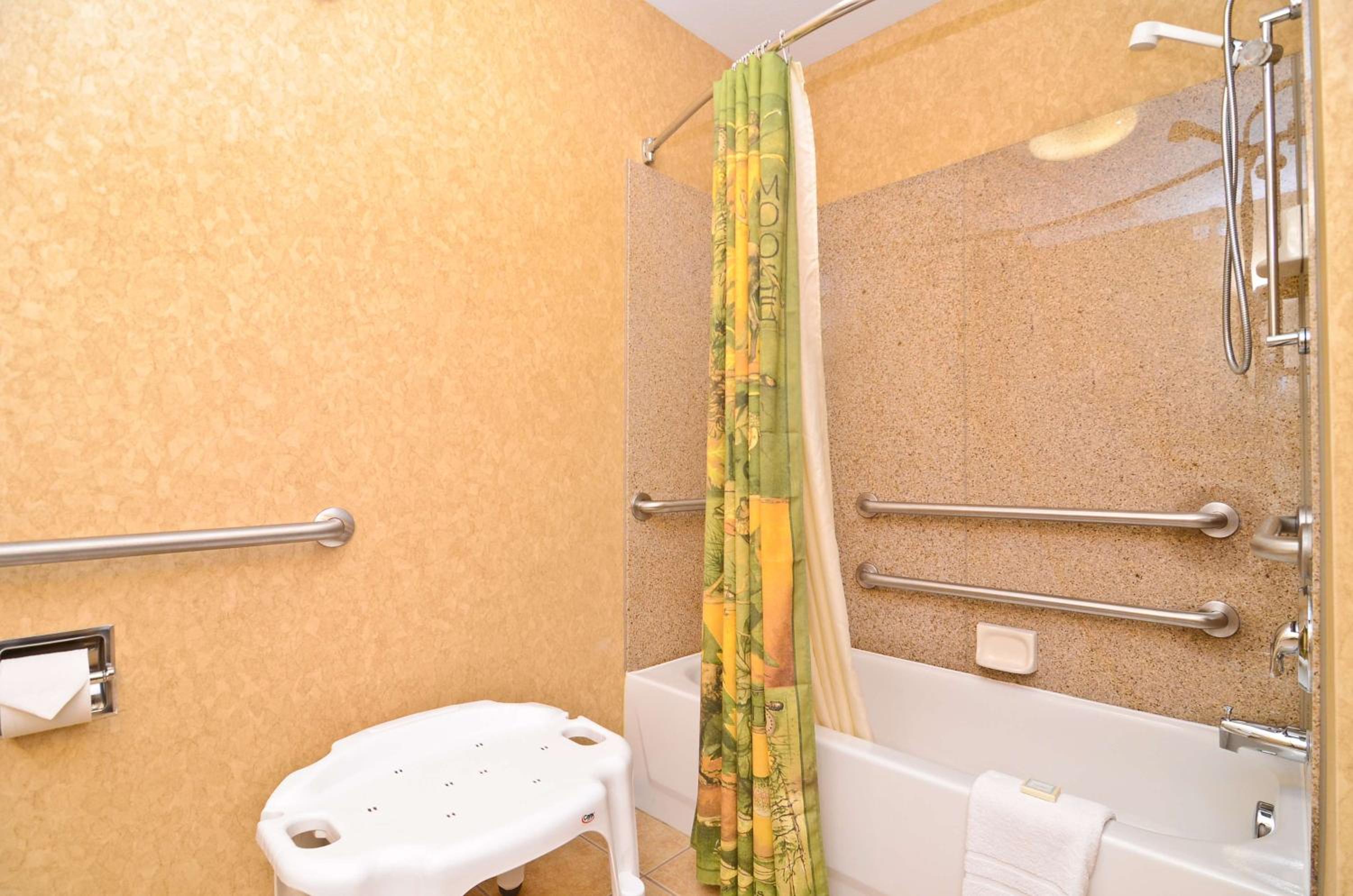 Queen Room with Two Queen Beds - Non-Smoking - Photo 4