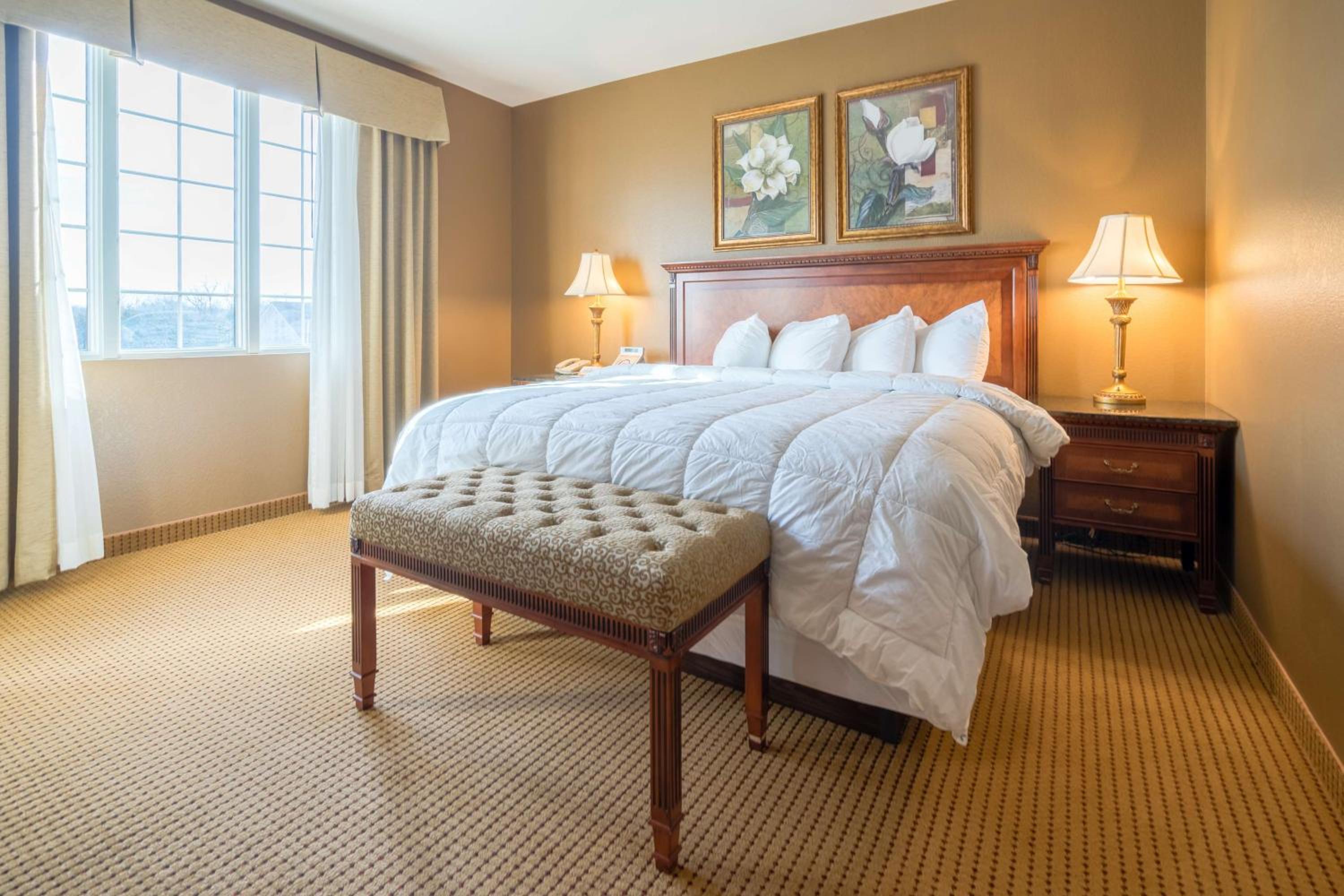 Executive King Suite with Sofa Bed - Photo 5