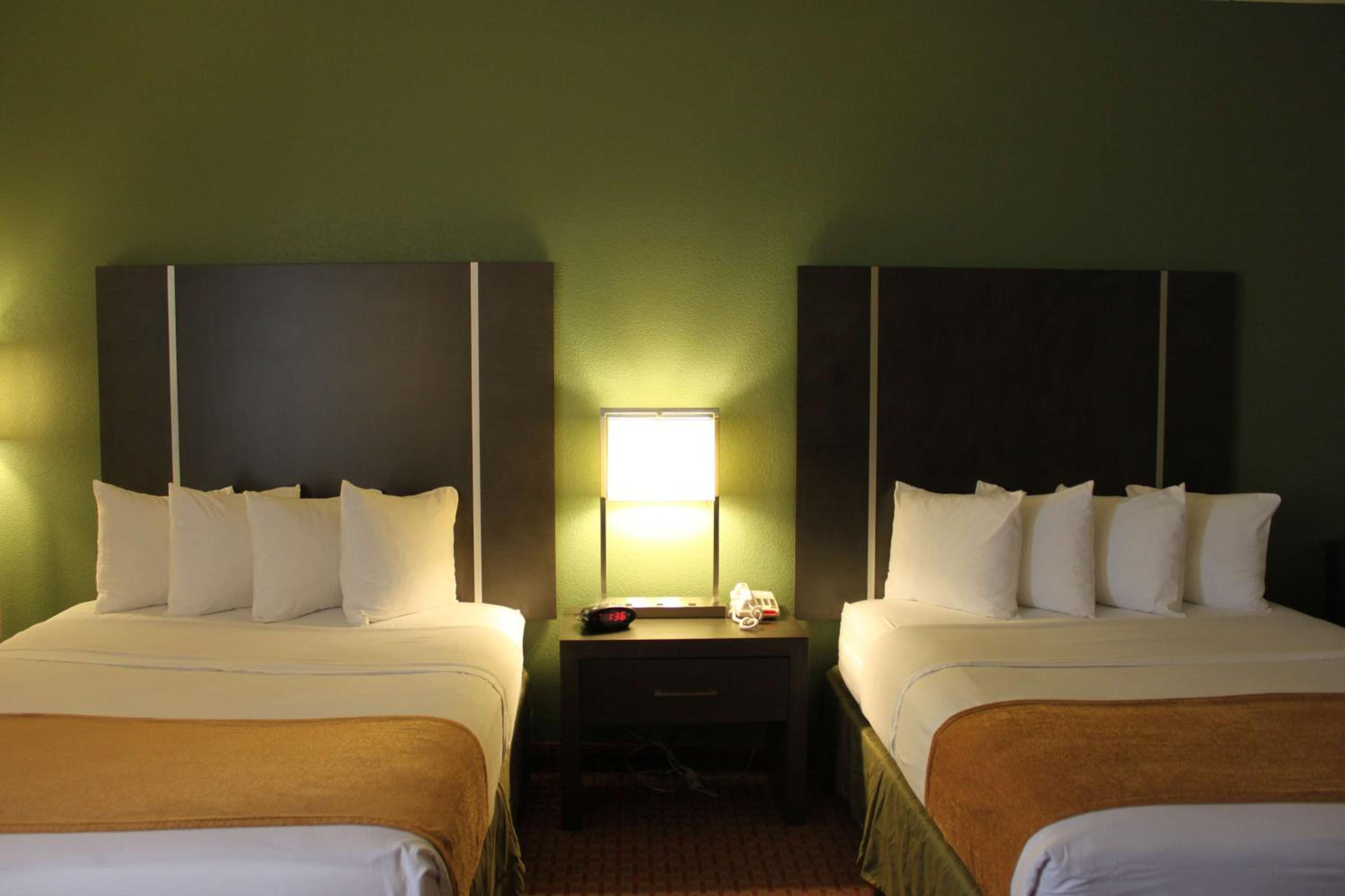Queen Room with Two Queen Beds - Disability Access/Non-Smoking - Photo 4