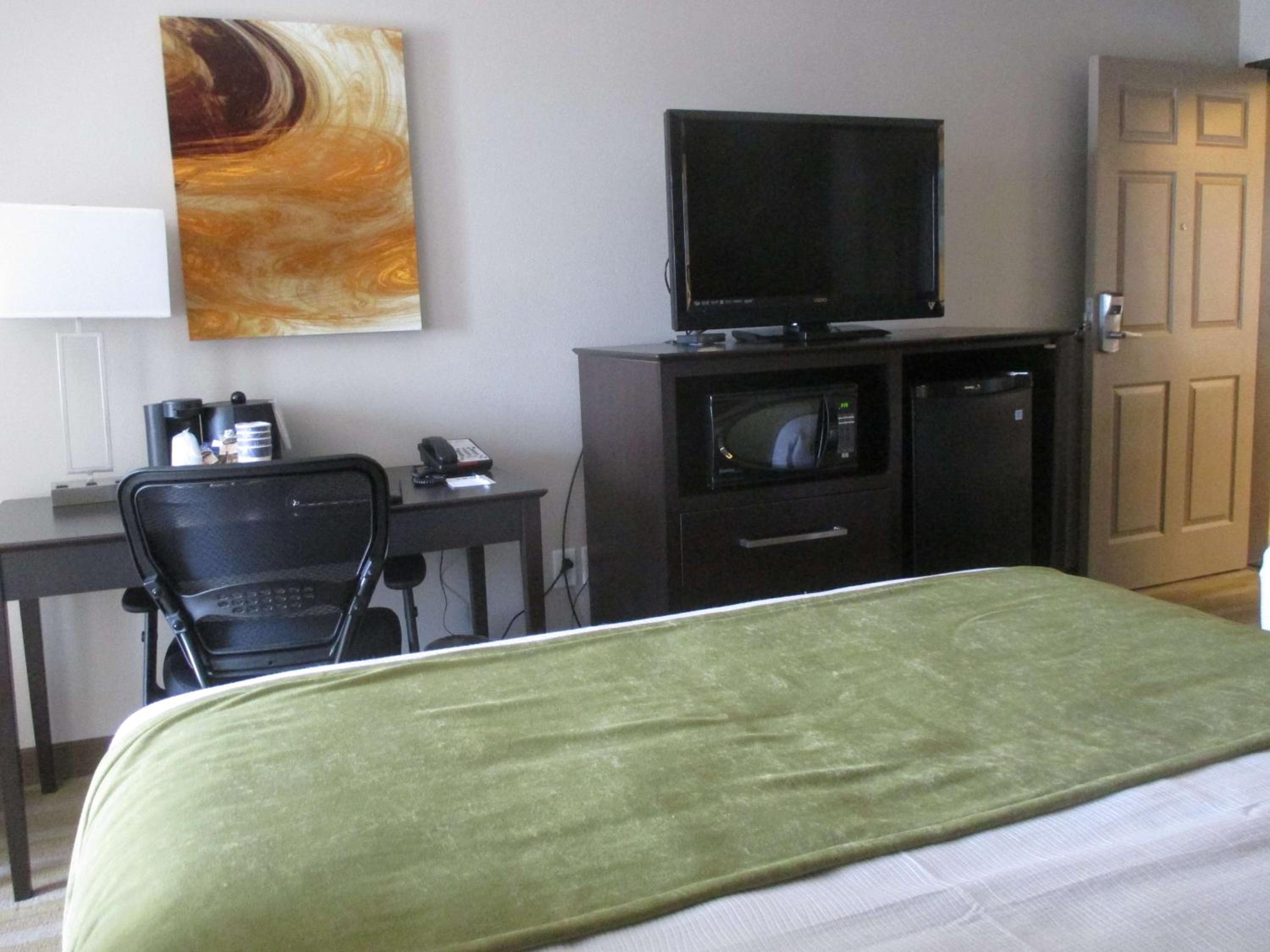 King Room with Roll-in Shower - Disability Access/Non-Smoking photo 1