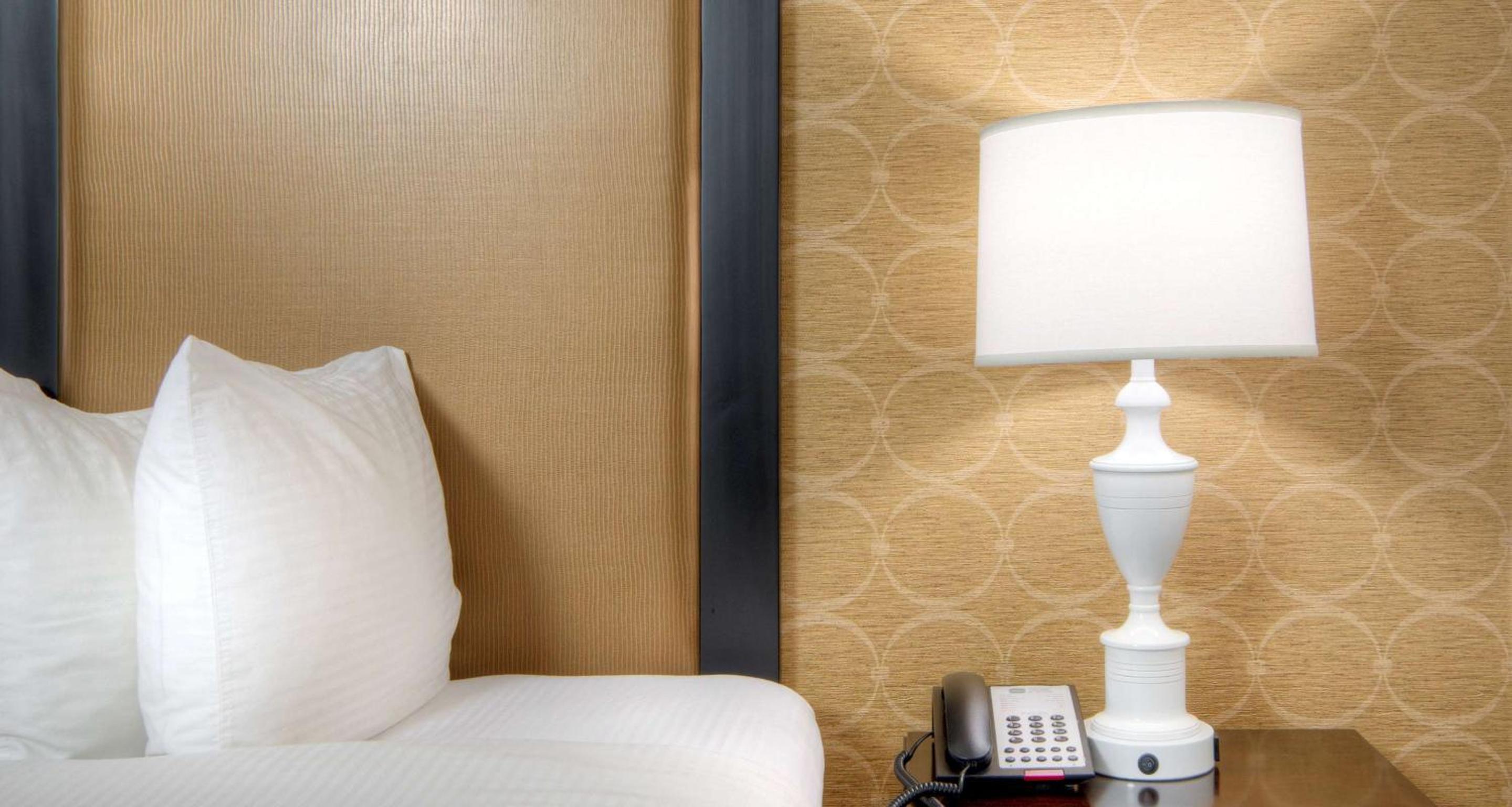Queen Suite with Sofa Bed - Non-Smoking - Photo 8
