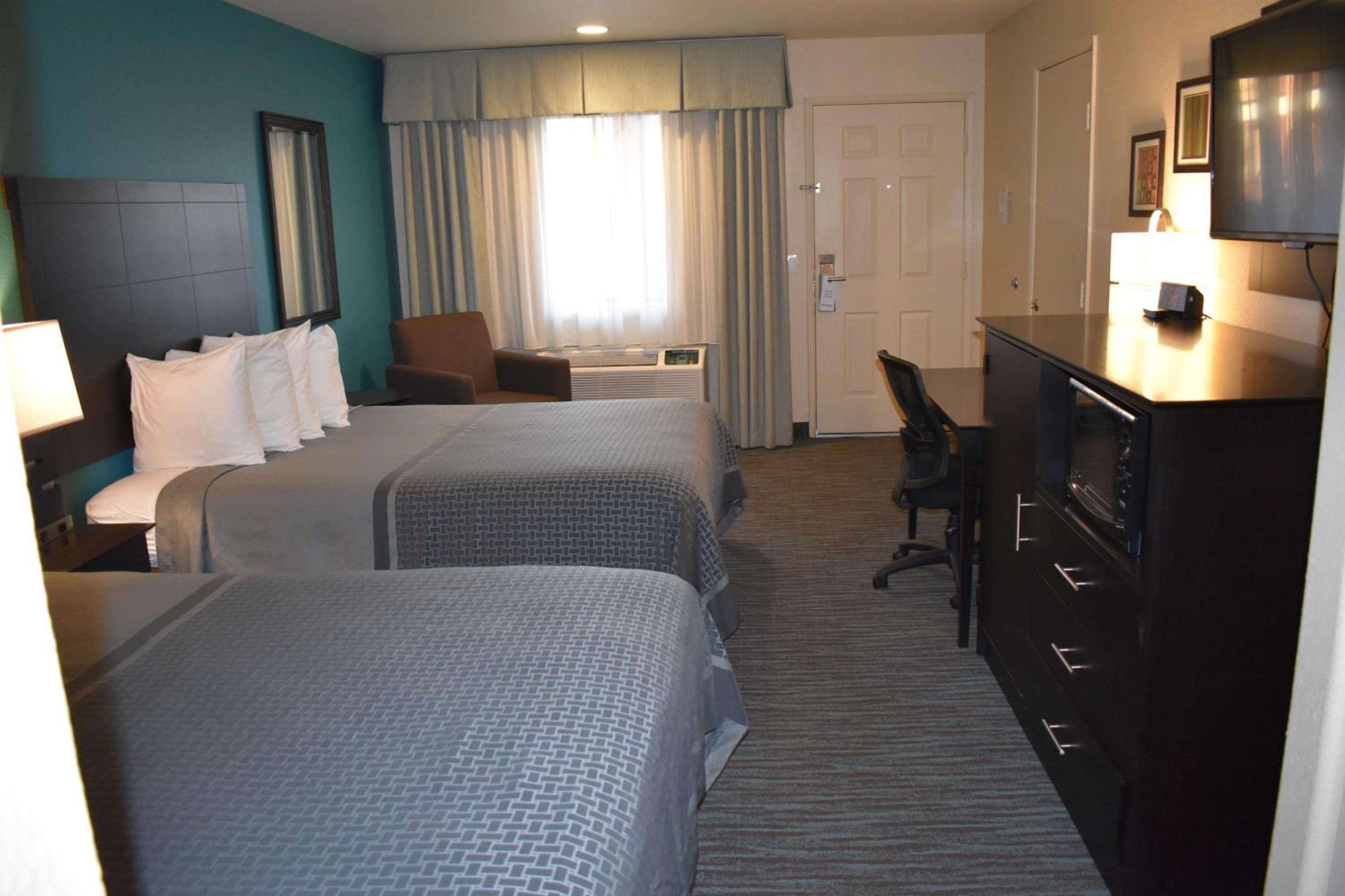 Queen Room - Non-Smoking photo 1