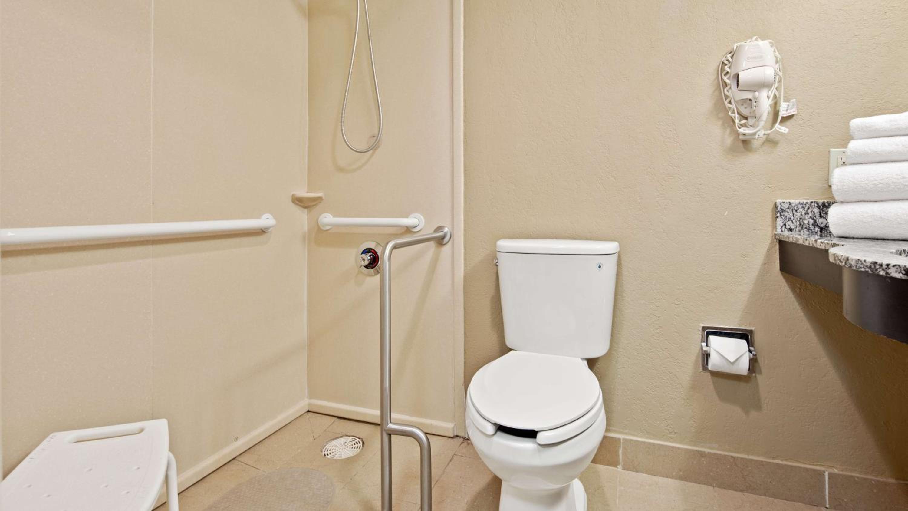 Queen Room with Two Queen Beds - Pet Friendly/Downstairs - Non-Smoking - Photo 2