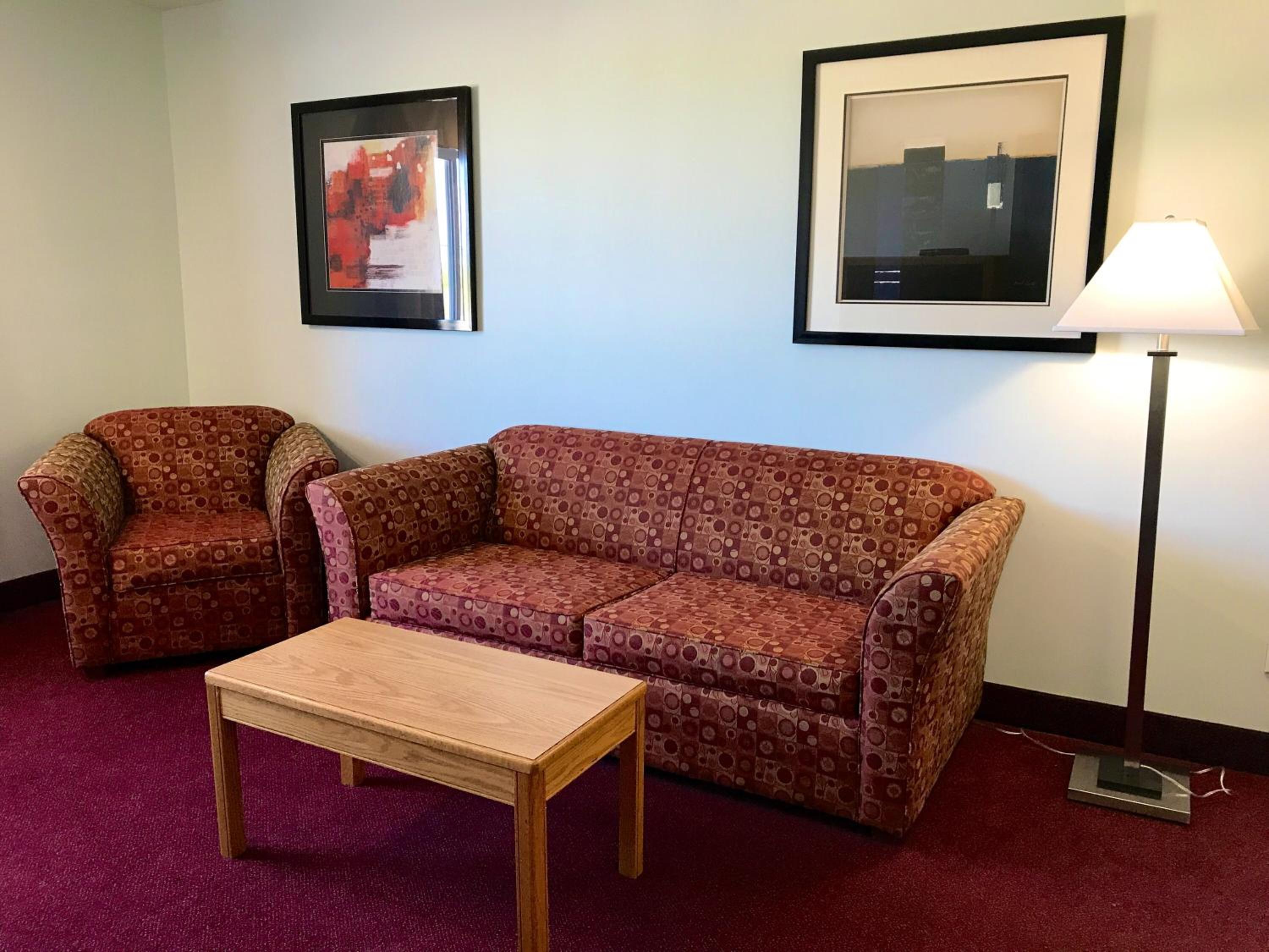 Deluxe Queen Suite